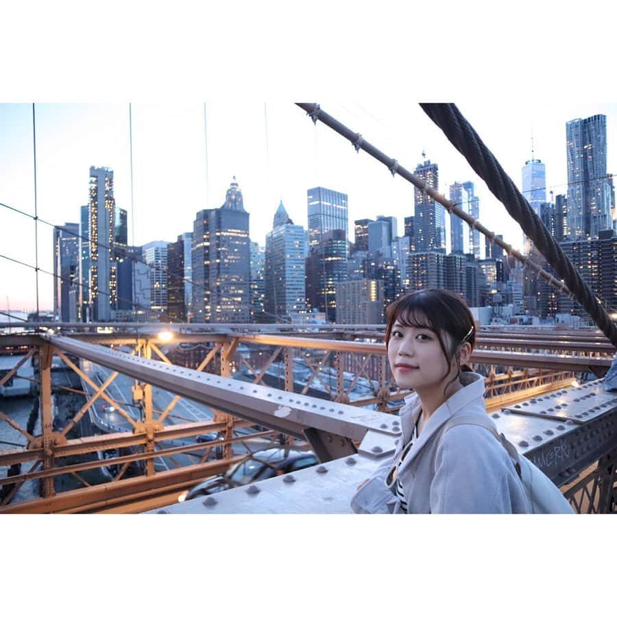 伊藤来笑のインスタグラム：「街がピカピカしだした頃。 . #brooklynbridge #nyc #instagood #instalike  #canon #eoskissm #ミラーレス一眼 #カメラ初心者 #海外旅行 #アメリカ旅行」