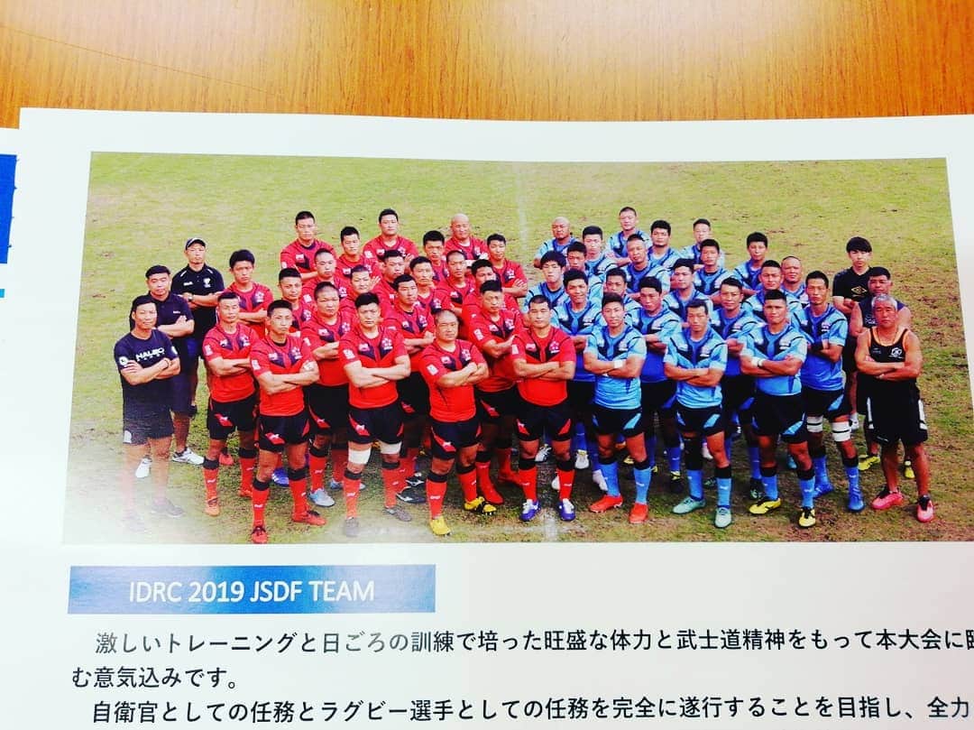 鈴木貴子さんのインスタグラム写真 - (鈴木貴子Instagram)「International Defence Rugby Copetition 2019  国際防衛ラグビー競技会🏈　日本の自衛隊チームの 応援に朝霞に行ってきました！  結果は 日本🇯🇵　35---26　トンガ🇹🇴 やっほーーーーーーい！！！！！ 政務官を離任する直前に“激励会”にて“応援してます！”と 言ったばかりだったので、 これは応援に行かなくては！と。  元防衛大臣の中谷元先生も一緒でした📣  激励会でサインしてもらったユニフォームも持っていきました。 見事、トンガチームに勝利したので グルングルン振り回すことができました(笑)  明日からラグビーワールドカップが始まりますが、 それにあわせて行われるこの、防衛ラグビー。 まさに前哨戦ともいえるゲームとなりました！！！！！ お疲れさまでしたっ！！」9月19日 18時19分 - _takako.suzuki_