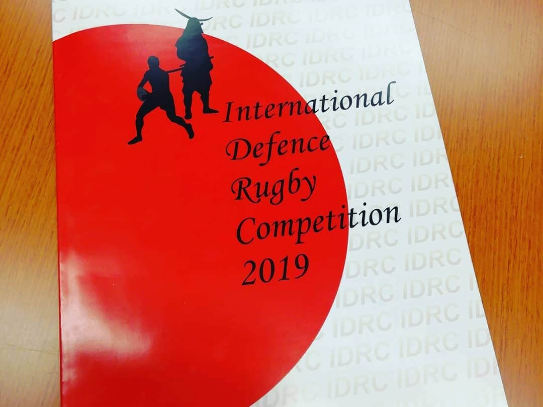 鈴木貴子さんのインスタグラム写真 - (鈴木貴子Instagram)「International Defence Rugby Copetition 2019  国際防衛ラグビー競技会🏈　日本の自衛隊チームの 応援に朝霞に行ってきました！  結果は 日本🇯🇵　35---26　トンガ🇹🇴 やっほーーーーーーい！！！！！ 政務官を離任する直前に“激励会”にて“応援してます！”と 言ったばかりだったので、 これは応援に行かなくては！と。  元防衛大臣の中谷元先生も一緒でした📣  激励会でサインしてもらったユニフォームも持っていきました。 見事、トンガチームに勝利したので グルングルン振り回すことができました(笑)  明日からラグビーワールドカップが始まりますが、 それにあわせて行われるこの、防衛ラグビー。 まさに前哨戦ともいえるゲームとなりました！！！！！ お疲れさまでしたっ！！」9月19日 18時19分 - _takako.suzuki_