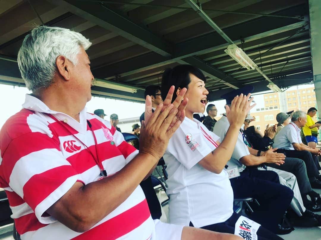 鈴木貴子さんのインスタグラム写真 - (鈴木貴子Instagram)「International Defence Rugby Copetition 2019  国際防衛ラグビー競技会🏈　日本の自衛隊チームの 応援に朝霞に行ってきました！  結果は 日本🇯🇵　35---26　トンガ🇹🇴 やっほーーーーーーい！！！！！ 政務官を離任する直前に“激励会”にて“応援してます！”と 言ったばかりだったので、 これは応援に行かなくては！と。  元防衛大臣の中谷元先生も一緒でした📣  激励会でサインしてもらったユニフォームも持っていきました。 見事、トンガチームに勝利したので グルングルン振り回すことができました(笑)  明日からラグビーワールドカップが始まりますが、 それにあわせて行われるこの、防衛ラグビー。 まさに前哨戦ともいえるゲームとなりました！！！！！ お疲れさまでしたっ！！」9月19日 18時19分 - _takako.suzuki_