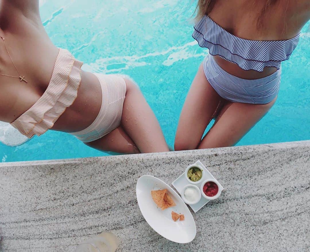 椿彩加のインスタグラム：「. お揃いの水着💙💛 . お分りいただけただろうか。 2人ともお腹空きすぎて チップスをすんごい勢いで食べて 食いしん坊万歳残2枚。 . 水着は @fluffy_girl_official のだょ👙 . #沖縄 #名護 #ハレクラニ沖縄 #ハレクラニ #プール #お揃い #水着 #okinawa #oki #bikini #fluffy_girl #fluffy #pool #vacation #trip #halekulani #hotel」