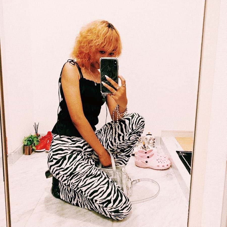 青山テルマさんのインスタグラム写真 青山テルマinstagram みんな本へのコメントありがとう めちゃくちゃ嬉しいです Shekouwoman から頼んだ服が可愛くて届いたその日に着ちゃった時の私服 翔太のライブに行った日 最高だったね Iphoneケース