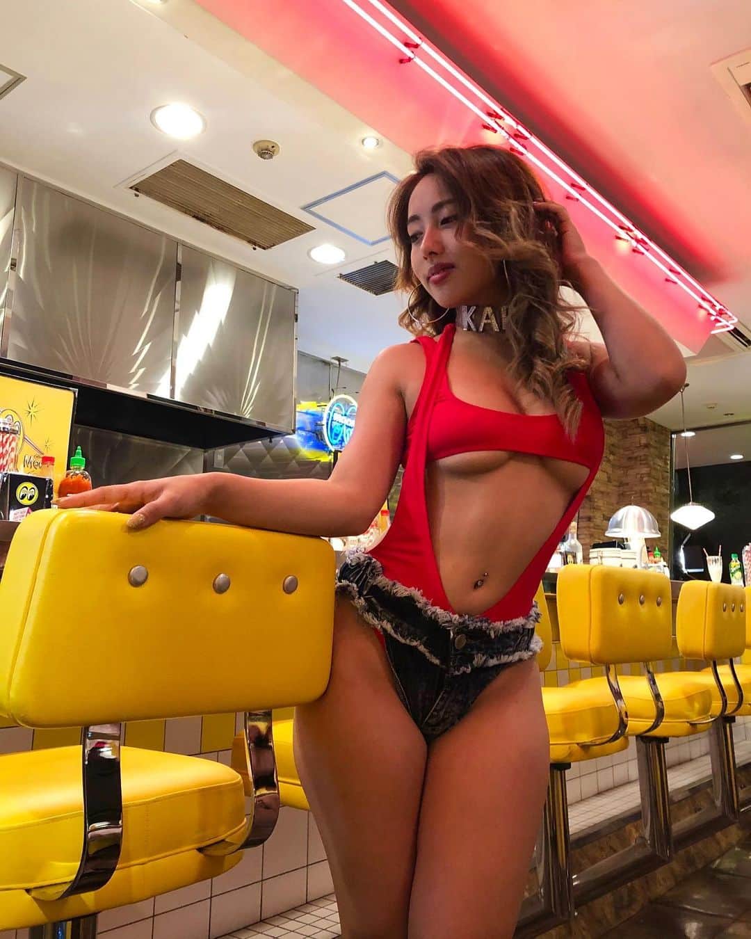 君島かれんさんのインスタグラム写真 - (君島かれんInstagram)「iPhoneケースを買ってくれた方の夢に登場するサービスあるかも。。？💜  😂 iPhoneケースはプロフィールのURLから買えます🙏✨ ネックレスは @camila2018_official 💕  #下乳グラム」9月19日 18時27分 ...