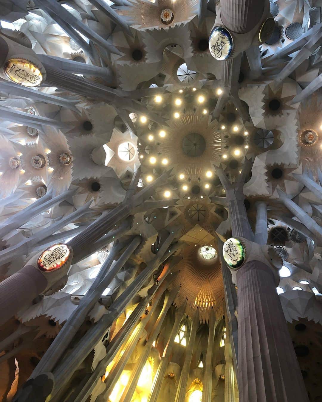 熊澤枝里子さんのインスタグラム写真 - (熊澤枝里子Instagram)「サクラダファミリア⛪️ 素晴らしかったです✨ 聖書の内容を表している外観。 中に入ると更に美しい神聖な世界観が広がります😌✨ 以前に来た時より建築が進んでいた✨⛪️ ・ ・ #サクラダファミリア #SagradaFamília #amazing  #spain  #barcelona #旅クマ子」9月19日 18時27分 - kumazawa_eriko