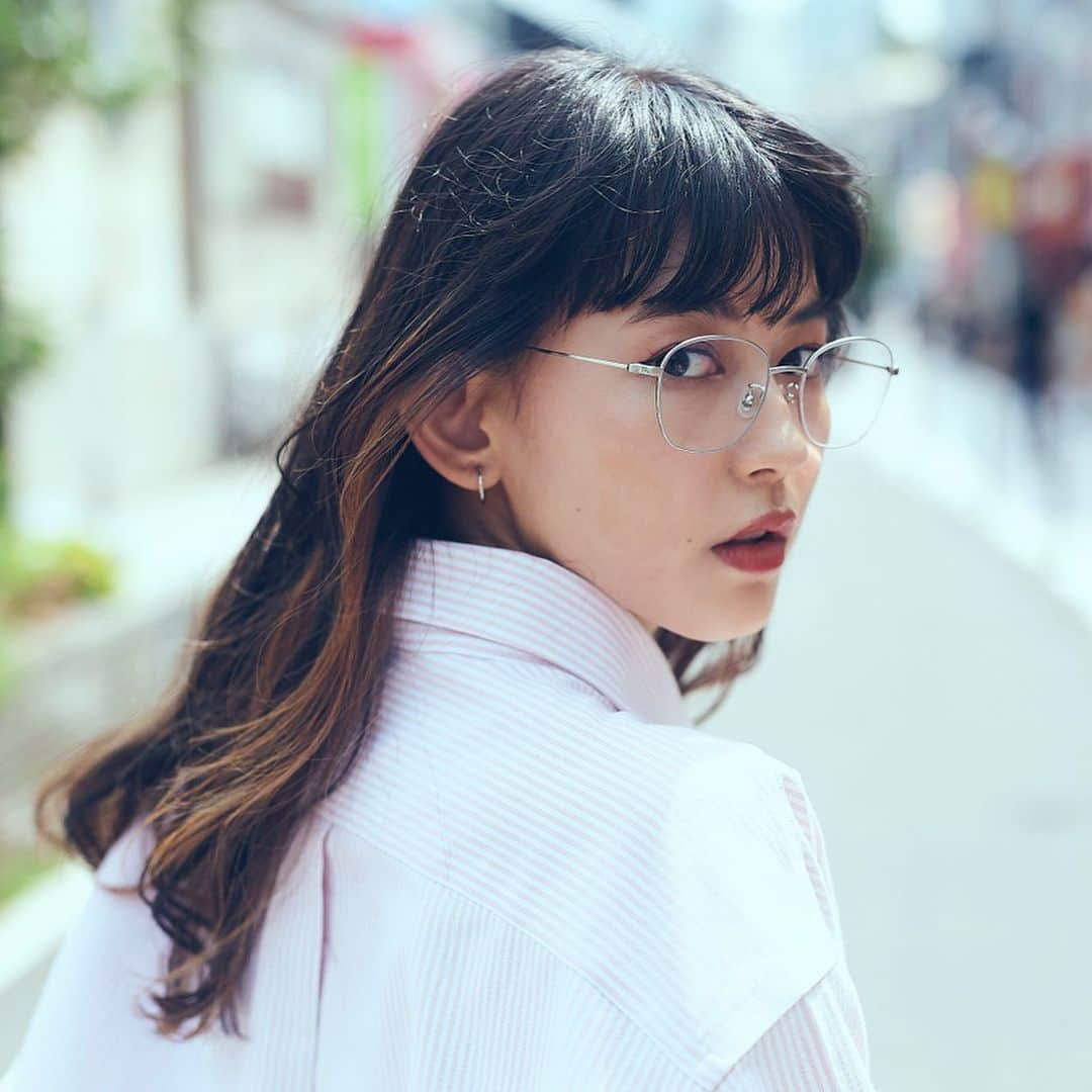 菅沼ゆり（ゆりっぱ）さんのインスタグラム写真 - (菅沼ゆり（ゆりっぱ）Instagram)「【 @zoff_eyewear コラボからお知らせ 】 今日18時から特設サイトが公開されました:) ビジュアルも公開🍂 あ、と、！ 東京と大阪で来店イベントもします！ 関西のみんなにも会えるの嬉しい〜久しぶりだ。 また詳細を後にお知らせします🌈 ------------ ▶︎発売日 9月20日 11:00〜 Zoffオンラインストア先行予約開始 10月11日 Zoff全店、各オンラインストアにて発売（ZOZOTOWNなど） ▶︎ Live Shop!配信は明日 21:00〜 (配信中に購入して頂けると限定ノベルティーのサイン入りカレンダープレゼント🎁) https://www.zoff.co.jp/shop/contents/girlscollection.aspx ------------ . . Zoff CLASSIC “Girls Collection” 「All Day, Every Day」 心に秘めたトキメキとお気に入りのメガネをお守りにして、 わたしを主役にさせる1日が始まる。 朝も昼も夜も、変わらずわたしはわたしでありたい。  いつでも、まいにち、かけかえたくなるメガネを、朝・昼・夜の時間軸でプロデュース。  毎日を輝かせ、個性に自信が持てるガールズコレクション。 Creative Director : 2BOY Photographer : Kiyoaki Sasahara Hair & Make-up : Yuki Takahashi(Lysa) #ゾフガルコレ」9月19日 18時29分 - yurippa93