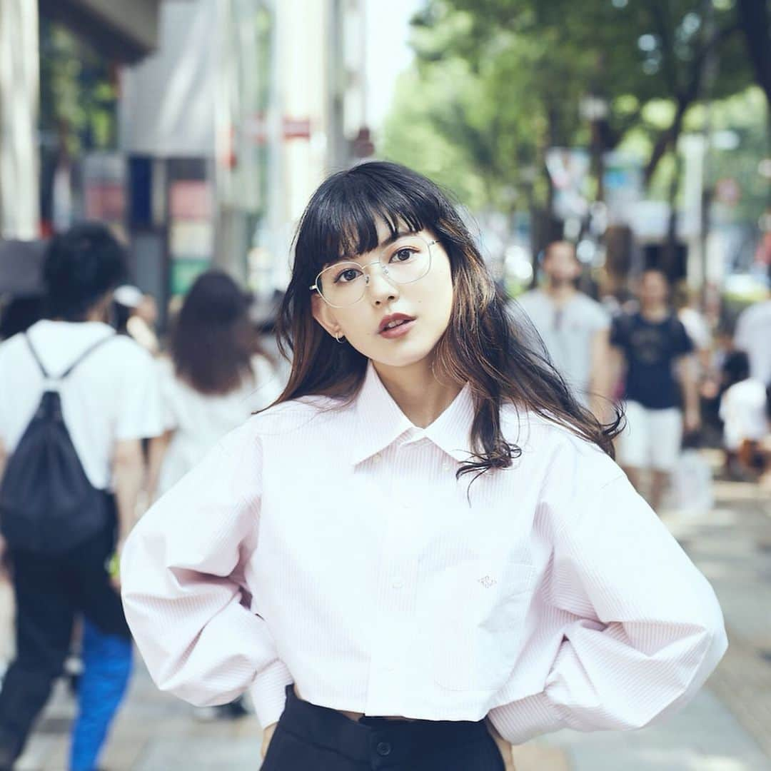 菅沼ゆり（ゆりっぱ）さんのインスタグラム写真 - (菅沼ゆり（ゆりっぱ）Instagram)「【 @zoff_eyewear コラボからお知らせ 】 今日18時から特設サイトが公開されました:) ビジュアルも公開🍂 あ、と、！ 東京と大阪で来店イベントもします！ 関西のみんなにも会えるの嬉しい〜久しぶりだ。 また詳細を後にお知らせします🌈 ------------ ▶︎発売日 9月20日 11:00〜 Zoffオンラインストア先行予約開始 10月11日 Zoff全店、各オンラインストアにて発売（ZOZOTOWNなど） ▶︎ Live Shop!配信は明日 21:00〜 (配信中に購入して頂けると限定ノベルティーのサイン入りカレンダープレゼント🎁) https://www.zoff.co.jp/shop/contents/girlscollection.aspx ------------ . . Zoff CLASSIC “Girls Collection” 「All Day, Every Day」 心に秘めたトキメキとお気に入りのメガネをお守りにして、 わたしを主役にさせる1日が始まる。 朝も昼も夜も、変わらずわたしはわたしでありたい。  いつでも、まいにち、かけかえたくなるメガネを、朝・昼・夜の時間軸でプロデュース。  毎日を輝かせ、個性に自信が持てるガールズコレクション。 Creative Director : 2BOY Photographer : Kiyoaki Sasahara Hair & Make-up : Yuki Takahashi(Lysa) #ゾフガルコレ」9月19日 18時29分 - yurippa93