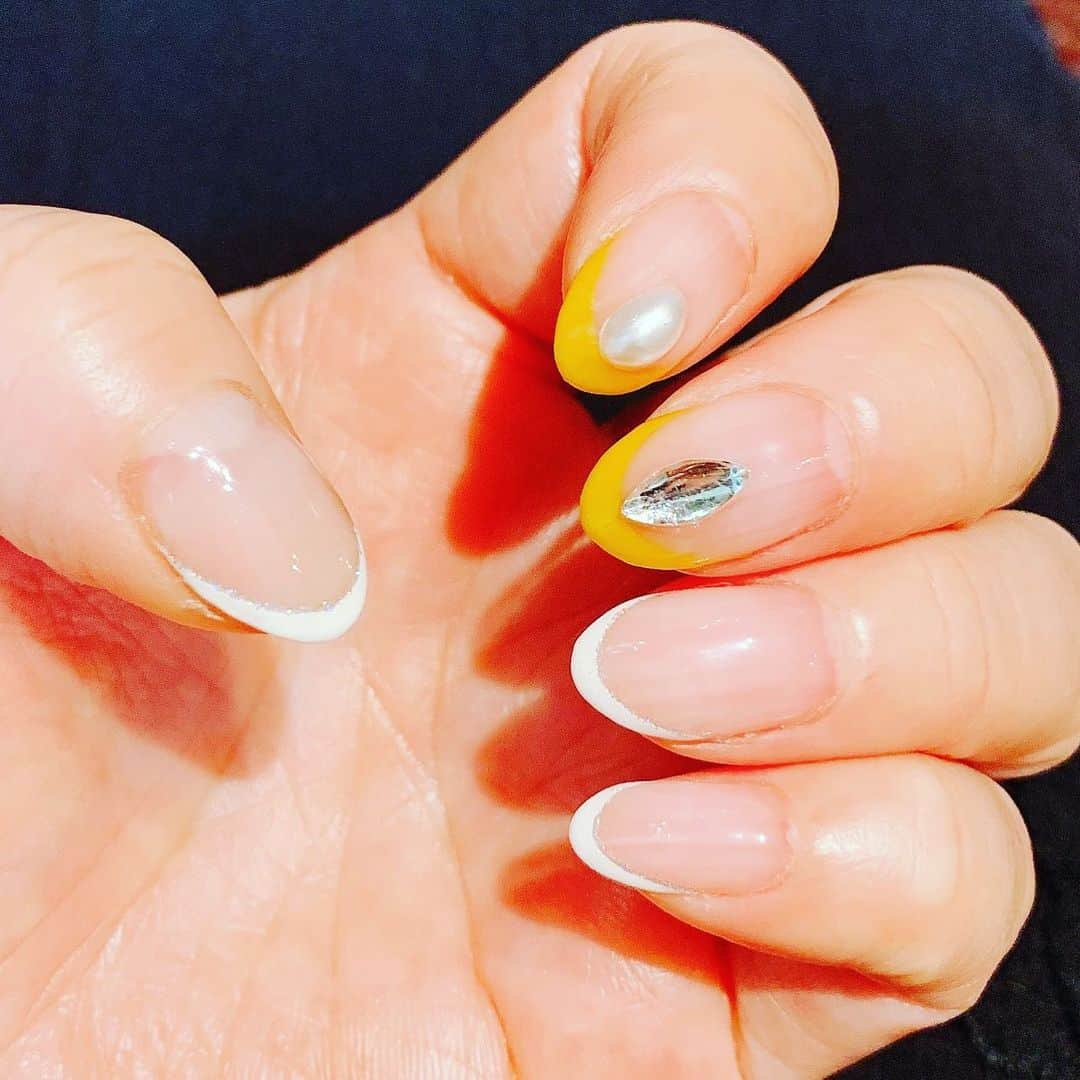 NAOMIさんのインスタグラム写真 - (NAOMIInstagram)「Nail care&color change day.  #白フレンチに #2本ずつ #マスタードカラー にして #クリアマーキースと #パールオーバルを付けて #秋色nail #50代nail✨」9月19日 18時29分 - naominakano703