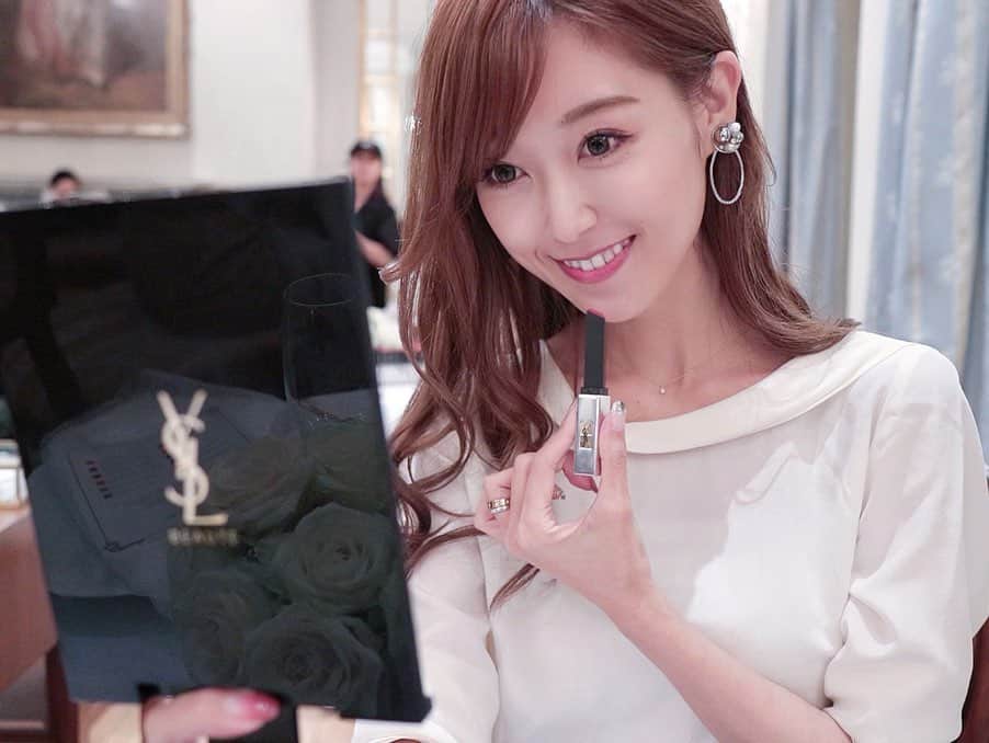 池田るりさんのインスタグラム写真 - (池田るりInstagram)「イヴ・サンローラン MAISON DE YSL BEAUTE “ルージュ ピュールクチュール ザ スリム シアーマット” 発表会へ💄 . . 【ルージュ ピュールクチュール ザ スリム シアーマット】はシースルーのようにふわりと透けるように発色する、マットの概念を刷新する最旬のマットリップ✨ 実際にタッチアップしてみたのですが、発色も良くて落ちにくいし乾燥も気にならない♡ 個人的には101番がお気に入りです✨ . 会場だったオーベルジュ・ド・リルではムッシュ・イヴ・サンローランのお家に招かれたような世界観が表現されていてとっても素敵でした😍 . . #MAISONDEYSLBEAUTE #ルージュピュールクチュールザスリムシアーマット #イヴサンローラン #ysl #yslbeauty #シースルー #シースルーマット #マット #lip #コスメ #デパコス #新作コスメ #makeup」9月19日 18時40分 - ruri_ikeda