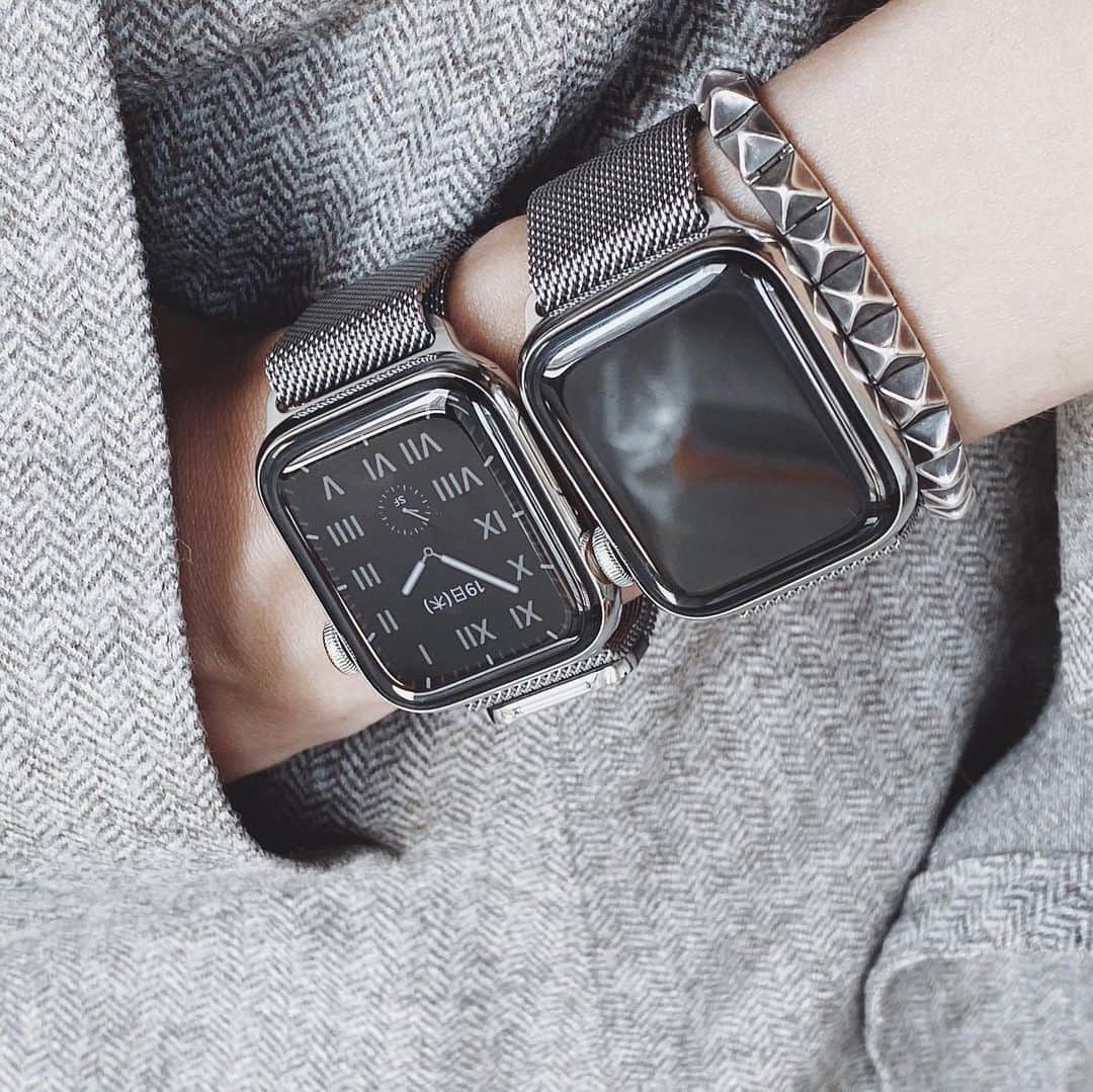 のインスタグラム：「#AppleWatchSeries5 and #AppleWatchSeries4﻿ ⌚️✨ ﻿ ﻿ ﻿ 発売が明日に迫った新しいiPhoneとApple Watch。レビュー記事執筆用のデバイスを一足お先にお借りしています🤩﻿ ﻿ Apple WatchのSeries 5と4の違いは、正直なところ手を下げた状態でスクリーンが表示されることやウォッチフェイスの違いでしか今のところ判断できない🤣﻿ ﻿ でも、Series 5は佇まいが明らかにより時計らしくなった感じ。スクリーンに文字盤があるだけでこんなに印象が違うのは面白いなあ。﻿ ﻿ 写真は #iPhone11Pro の望遠で撮りました📱今回は望遠を使いそうならProがおすすめ、そうじゃなければ11で十分かな。個人的には #AppleWatchHermes のドゥブルトゥールのレッド系のカラーを予約しています。出遅れたので手に入るのは今月下旬になりそうですが😭 iPhoneはiPhone 11 Proのシルバー、無印かMaxで未だ迷い中。﻿ ﻿ ——————————————————﻿ #shotoniphone11pro#applewatch」