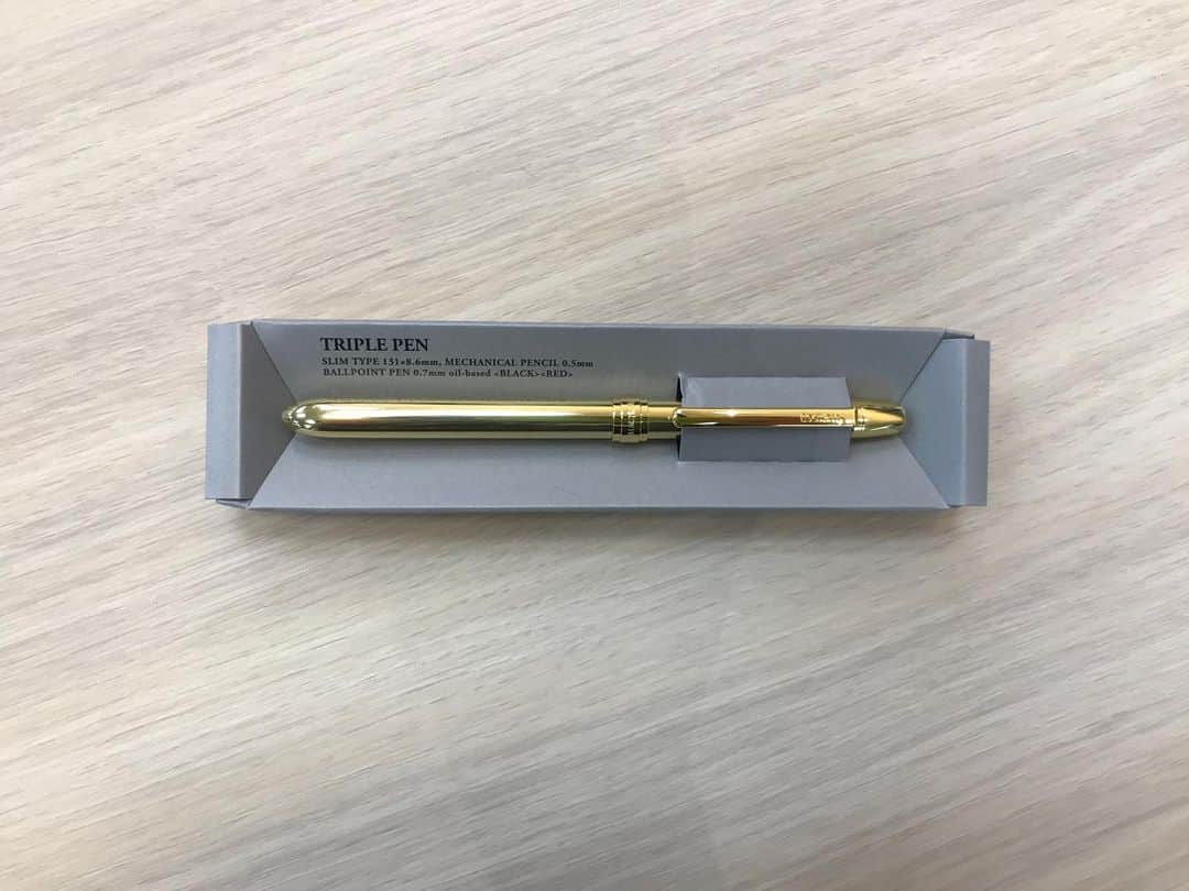 コクヨのぶんぐさんのインスタグラム写真 - (コクヨのぶんぐInstagram)「🖋✨ trystrams トリプルペン GOLD  新商品のご紹介！  クラシカルな日本製の真鍮のペンです。 すべてのパーツがゴールドで高級感あるのにいやらしくない。  ボールペンの赤・黒、シャープペンシルが入っていて くるくる回すと出てきます。  ３色入ってるのに軸径8.6mmのスリムボディです。  存在感放っているけど手に持つと意外としっくりくる。 （野帳と合う！って中の人たちは思いました！） 普段なら躊躇しちゃうようなカラーも、文房具でなら冒険しやすいです！  気分があがるとっておきのペン。 あなたの仕事道具に、仲間入りさせてみませんか？  箱までいい感じなのでプレゼントにもいいですね。  #🖋 #trystrams #トライストラムス #ペン #筆記具 #金色 #ゴールド #真鍮 #日本製 #一流 #仕事 #仕事道具 #ビジネス #文房具 #文具 #文具好き #文房具マニア #文具好きさんとつながりたい #ぶんぼうぐ #ステーショナリー  #pen #gold #japan #madeinjapan #stationery #stationerylove #stationeryaddict #コクヨ #kokuyo」9月19日 18時50分 - kokuyo_st
