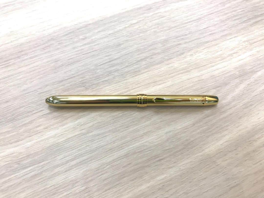 コクヨのぶんぐさんのインスタグラム写真 - (コクヨのぶんぐInstagram)「🖋✨ trystrams トリプルペン GOLD  新商品のご紹介！  クラシカルな日本製の真鍮のペンです。 すべてのパーツがゴールドで高級感あるのにいやらしくない。  ボールペンの赤・黒、シャープペンシルが入っていて くるくる回すと出てきます。  ３色入ってるのに軸径8.6mmのスリムボディです。  存在感放っているけど手に持つと意外としっくりくる。 （野帳と合う！って中の人たちは思いました！） 普段なら躊躇しちゃうようなカラーも、文房具でなら冒険しやすいです！  気分があがるとっておきのペン。 あなたの仕事道具に、仲間入りさせてみませんか？  箱までいい感じなのでプレゼントにもいいですね。  #🖋 #trystrams #トライストラムス #ペン #筆記具 #金色 #ゴールド #真鍮 #日本製 #一流 #仕事 #仕事道具 #ビジネス #文房具 #文具 #文具好き #文房具マニア #文具好きさんとつながりたい #ぶんぼうぐ #ステーショナリー  #pen #gold #japan #madeinjapan #stationery #stationerylove #stationeryaddict #コクヨ #kokuyo」9月19日 18時50分 - kokuyo_st