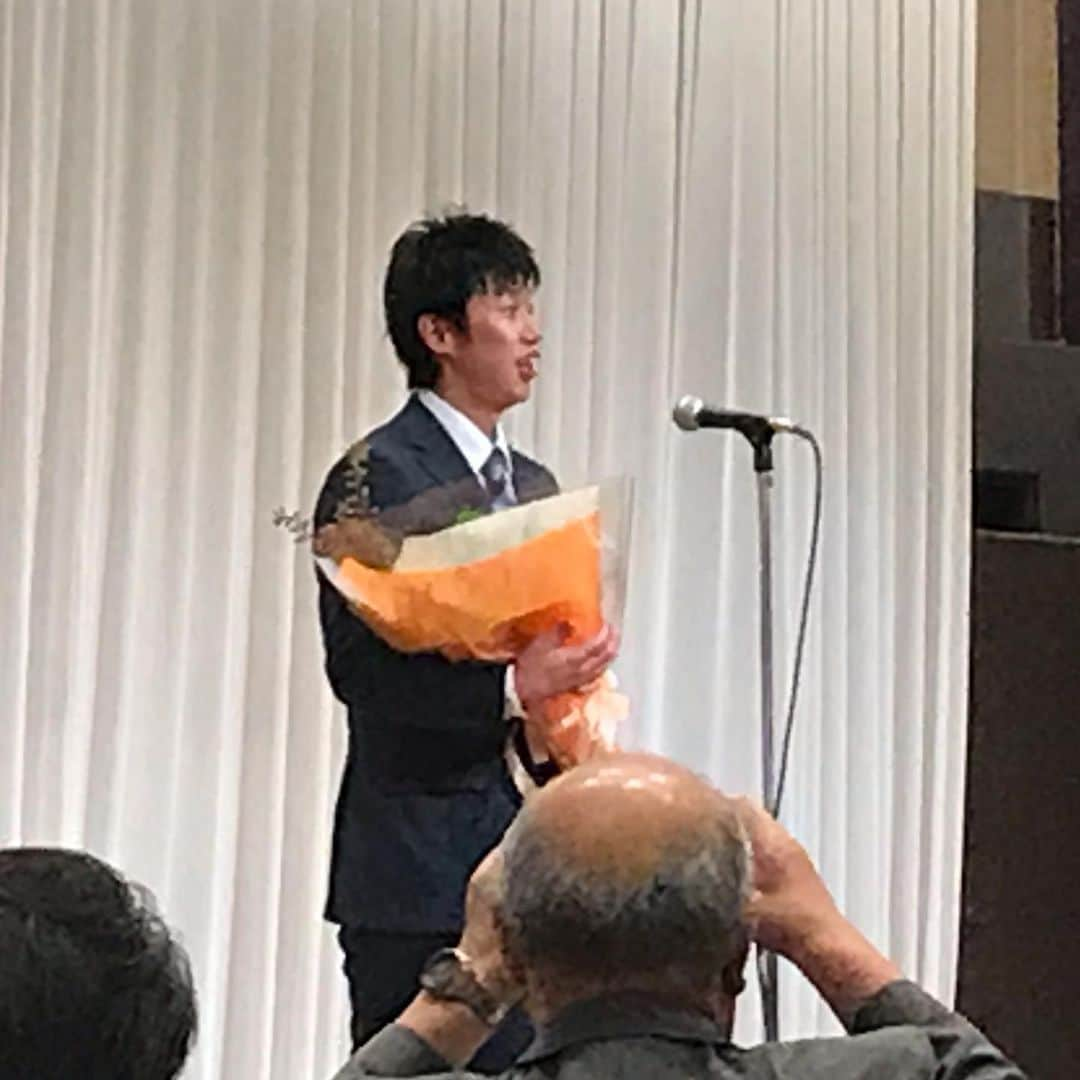 越川優さんのインスタグラム写真 - (越川優Instagram)「先日、松本国際高校の高校総体優勝祝賀会に行かせて頂きました🏆🥇 僕を育ててくれた、この壬生家族と、中学時代の川合先生に久し振りお会いできました😊  僕が壬生ファミリーに入った後、川合先生は沢山の石川県の子供たちを壬生ファミリーに送り込んできました😊  今も4人の石川県の後輩たちが、松本国際高校にはいます！ みんな羽ばたけー😆🐥 今週はマイナビJBVツアー都城大会です！ 僕も頑張ろ😊💪 #横浜メディカルグループ 所属  #ymg  #hrdエンジニア株式会社  #加賀電子株式会社  #株式会社朋栄社  #和興通信工業株式会社  #株式会社かとり  #株式会社デューク  #エルバランスアイズ  #株式会社ドリームオンライン  #gallery2  #claudiopandiani  #volleyballjunky  #ルックスオティカジャパン  #luxotticajapan  #oakley  @oakleyjapan  #有限会社ベストパフォーマンス  @best.performance2002  #酒井医療株式会社  #カラダファクトリー  @platform1440  #越川優  #yukoshikawa  #beachvolleyball  #ビーチバレー  #tokyo2020  @fivbvolleyball  #マイナビ  #霧島酒造  #池田隼平  #森岡大生」9月19日 18時50分 - yu_koshikawa