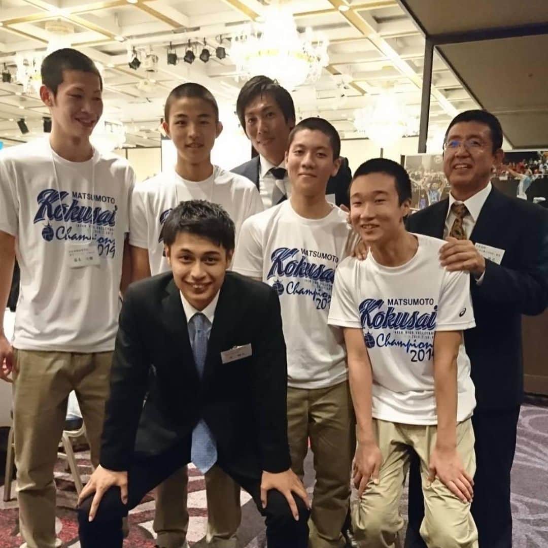 のインスタグラム：「先日、松本国際高校の高校総体優勝祝賀会に行かせて頂きました🏆🥇 僕を育ててくれた、この壬生家族と、中学時代の川合先生に久し振りお会いできました😊  僕が壬生ファミリーに入った後、川合先生は沢山の石川県の子供たちを壬生ファミリーに送り込んできました😊  今も4人の石川県の後輩たちが、松本国際高校にはいます！ みんな羽ばたけー😆🐥 今週はマイナビJBVツアー都城大会です！ 僕も頑張ろ😊💪 #横浜メディカルグループ 所属  #ymg  #hrdエンジニア株式会社  #加賀電子株式会社  #株式会社朋栄社  #和興通信工業株式会社  #株式会社かとり  #株式会社デューク  #エルバランスアイズ  #株式会社ドリームオンライン  #gallery2  #claudiopandiani  #volleyballjunky  #ルックスオティカジャパン  #luxotticajapan  #oakley  @oakleyjapan  #有限会社ベストパフォーマンス  @best.performance2002  #酒井医療株式会社  #カラダファクトリー  @platform1440  #越川優  #yukoshikawa  #beachvolleyball  #ビーチバレー  #tokyo2020  @fivbvolleyball  #マイナビ  #霧島酒造  #池田隼平  #森岡大生」