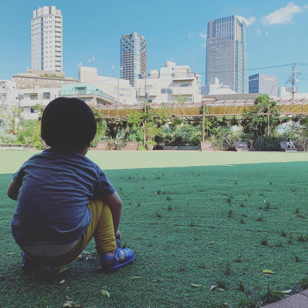 安田美沙子さんのインスタグラム写真 - (安田美沙子Instagram)「@share_green_minamiaoyama  にて。 あの頃、ジャンプに憧れていたのに、いつしか飛べるように♥️ ベーグルをドーナツと思い込んでいる🍩多分おさるのジョージのまねっこ✨ 親友さやとガールズトーク✨ ゆったりした時間🌈 @reedit_official のブラウンのコーデュロイパンツが楽ちんすぎる！ . . . #instagood  #みさこファッション  tops... @uniqlo  pants... @reedit_official  cap.. #herschel shoes... #converse」9月19日 18時49分 - yasuda_misako