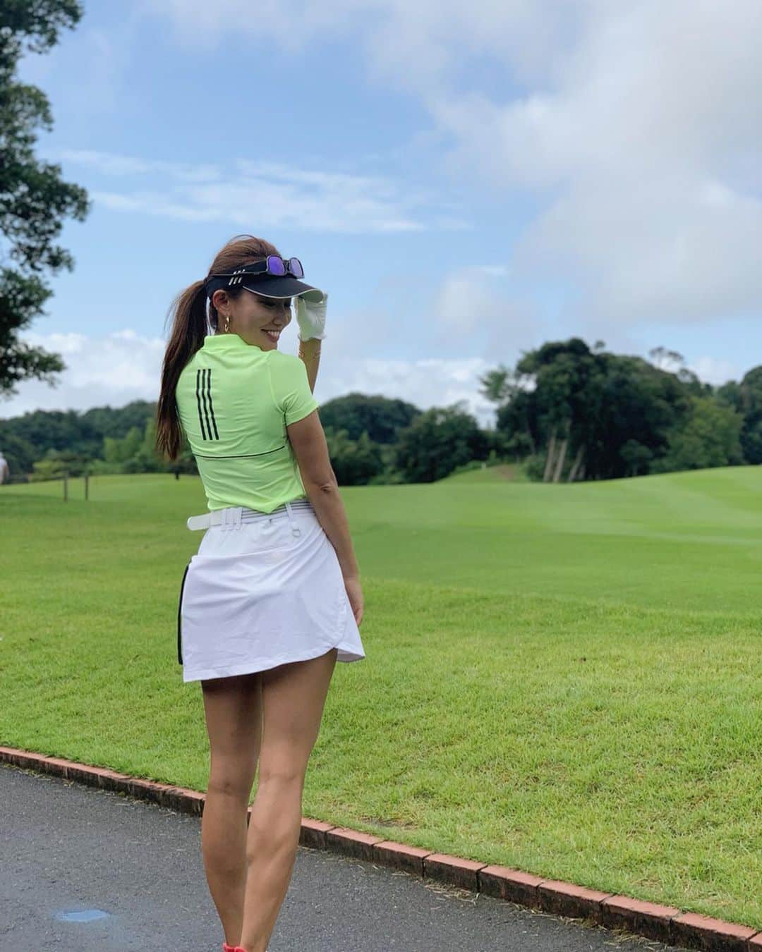 李 雨瀟さんのインスタグラム写真 - (李 雨瀟Instagram)「だいぶ涼しくなってきて ゴルフがしやすい季節⛳️✨ もっともっとたくさん行きたいなぁ❤️ . @adidasgolf  お気に入りの黄色ポロ。 白スカートを合わせてみました💕 テニスっぽい？😆 そろそろ秋物に変えないとなぁ😝 . . #yuxiao_golf #golf #golflover #ゴルフ⛳️ #golfgirls #adidas #adidasgolf  #⛳️ #adicross  #golfwear #golflover #golfgirls #golflove  #ゴルフ #ゴルフ好き #ゴルフ女子 #アディダス  #ゴルフバカ #ゴルフ中毒  #アディダスゴルフ #ゴルフ場 #太平洋クラブ」9月19日 18時52分 - yuisho_ri
