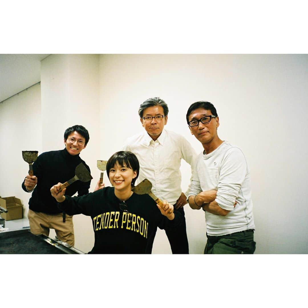 芳根京子さんのインスタグラム写真 - (芳根京子Instagram)「「チャンネルはそのまま！」が 2019年日本民間放送連盟賞 テレビドラマ部門の最優秀賞をいただきました！ すごく嬉しいです😭✨ みんなで頂いた大きな賞。 本当に嬉しいです！ ありがとうございます！！ 3月には特典いっぱいのBlu-rayの発売も決定しましたので ぜひ、チェックしてくださいね！  わたしも楽しみだぁあ〜〜！！ 写真はみんなで早く撮影終わった日にジンパした時です。 夢のように楽しい時間でした。 楽しすぎて、わたしずっとジンギスカン焼いてたもんね。笑 ここで焼いていると、みんなの楽しそうな笑顔がたくさん見れて、 わたしまで嬉しくなってたんだ☺️ それくらい、 皆さんの笑顔が嬉しくて、 わたしも皆さんが笑ってくれるように頑張ろう！ってパワーを貰って、 どうしたらみんな笑ってくれるかな、って花子と向き合う最強に明るくて楽しい日々でした。  この写真 勝手に載せちゃったけど、 怒られるかな？笑 嬉しくて高まってしまっているので 怒らないでください🙇‍♀️ だいすきなチーム☺️ このような嬉しい賞をいただけたことは活力になります！ これからも頑張ります！！ キャストの皆様 スタッフの皆様 ありがとうございました！  ありがとう、雪丸花子☺️ #film  #チャンネルはそのまま！  #雪丸花子はテレビの子」9月19日 18時56分 - yoshinekyoko