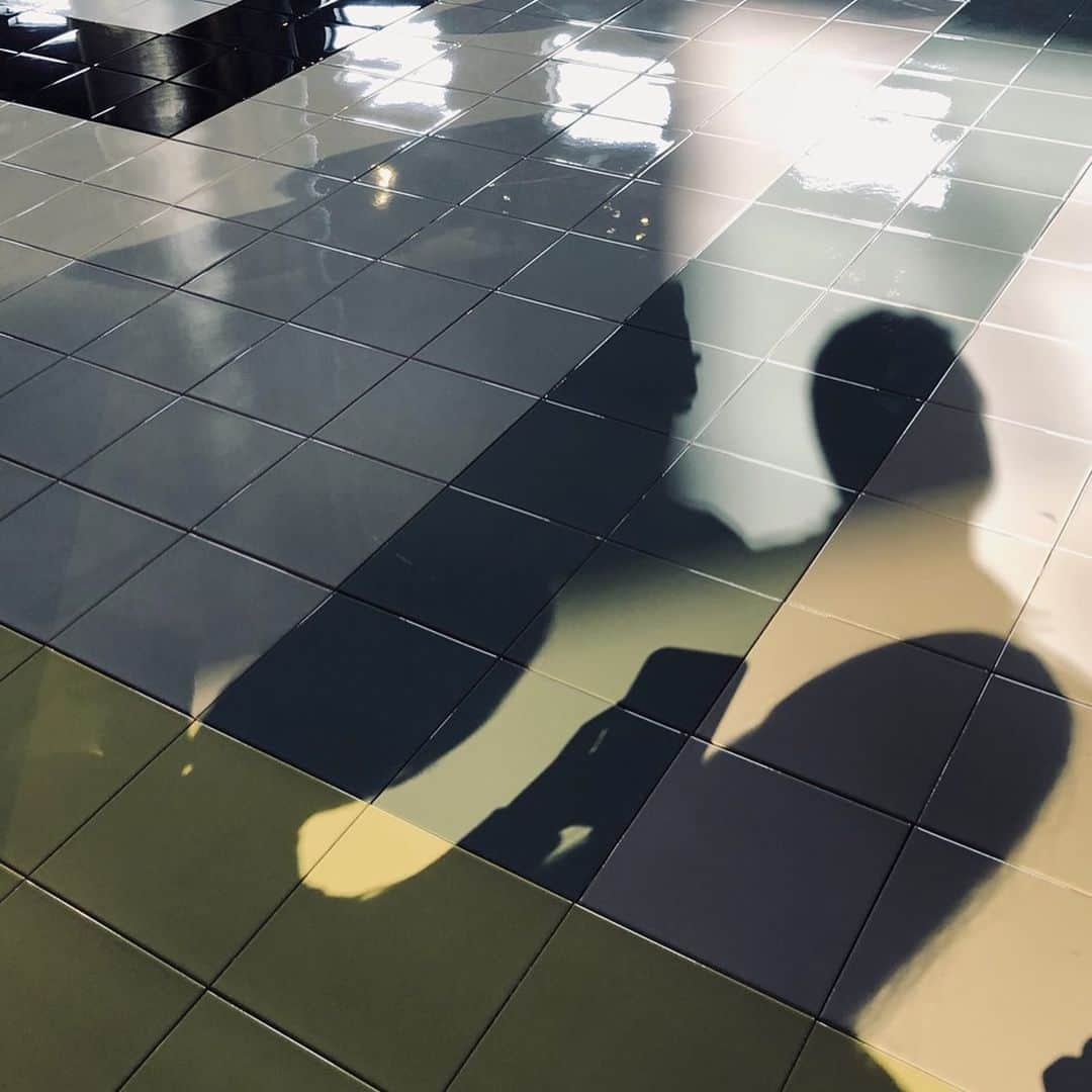 ペニーレ・タイスベックのインスタグラム：「Seeing myself in everything @prada 💛 So elegant, clean and understated👌🏼」