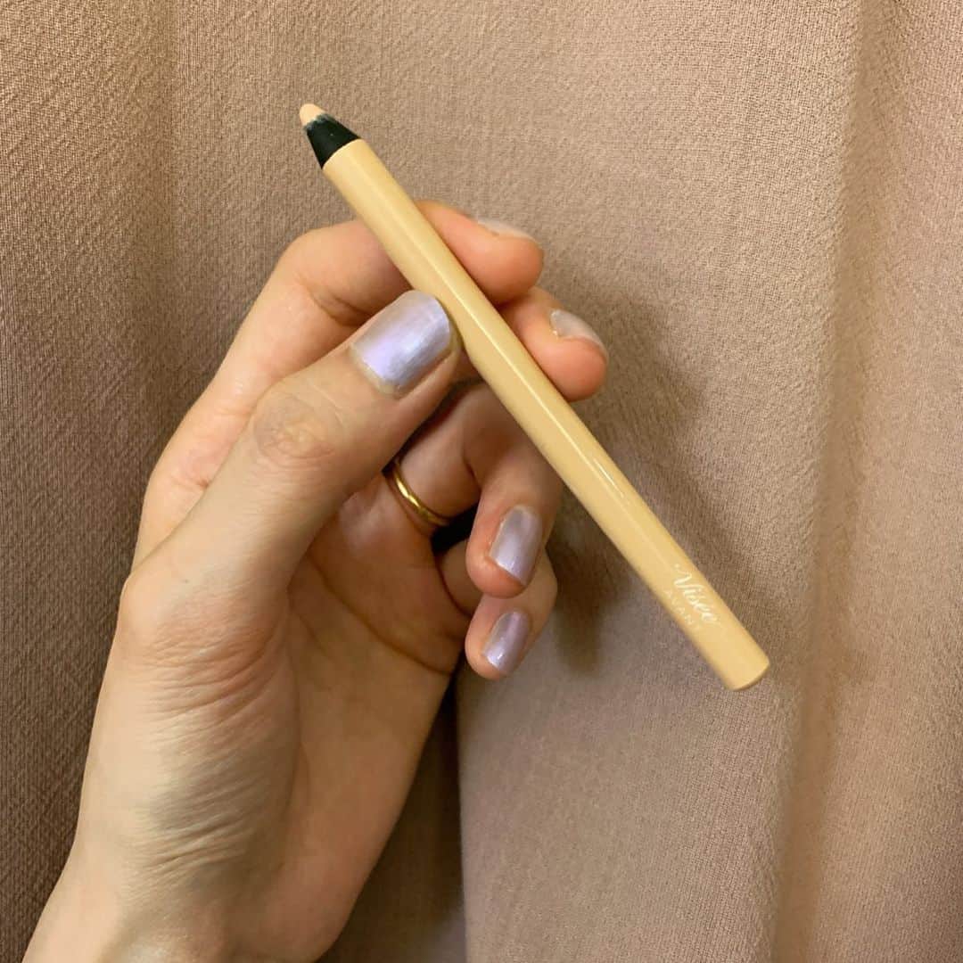 のインスタグラム：「@visee_kose のLIP&EYE COLOR PENCIL 黄緑が使いやすかったので気になっていたベージュも買ってみた🐈 白っぽいベージュのアイラインにずっと憧れていたのでまぶたの淵全部にがっつり引いてみたけど肌の色とあまりにも馴染み過ぎてるかなり自分だけの満足ポイントになりそうである🤔(まぶたの二重の部分だけ光がさしてるように見えてそれはそれで良い) 白浮きしない白っぽいベージュアイライナーおすすめありましたらどなたか教えてくださいまし🙇🏻‍♀️🔮 #おみゆ洗面所」