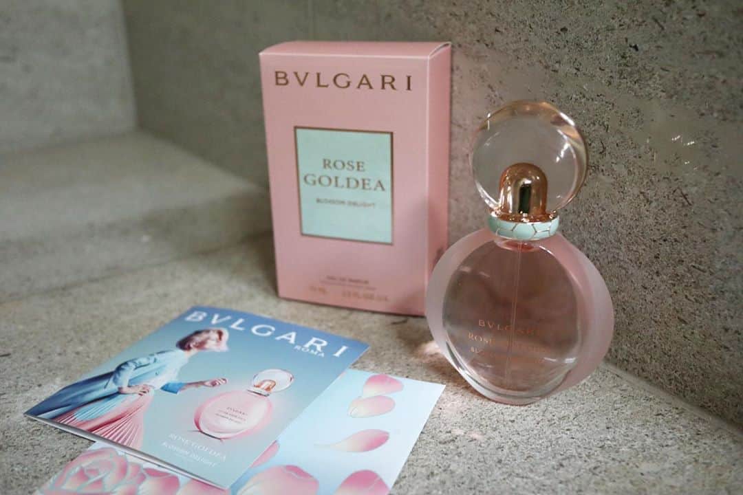 のインスタグラム：「最近のお気に入り💘﻿ ﻿ ブルガリ ローズ ゴルデア ブロッサム ﻿ ディライト オードパルファム🌹﻿ ﻿ 華やかで女性らしい香り💍💋﻿ ﻿ つけたても時間が経っても﻿ とっても上品でうっとりする😌💓﻿ ﻿ ボトルもとっても綺麗で飾っています👑﻿ ﻿ その日の気分で香水を使い分けるのが好きだけど﻿ 最近はこれがとっても好き💗﻿ ﻿ ﻿ 発売を記念して「ローズゴルデア」のシリーズを﻿ 14,400円（税別）以上購入すると﻿ 新作のミニチュアフレグランス（5ml）と﻿ バラの花びらが描かれたトートバッグを﻿ プレゼントしているそうです💐﻿ ﻿ ﻿ @latelierdesparfums_jp﻿ ﻿ ﻿ #bvlgari#ブルガリ#香水#ブルガリブロッサムディライト#ブルガリローズゴルデ#ラトリエデパルファム#startanewjourney#PR#perfume#rose」