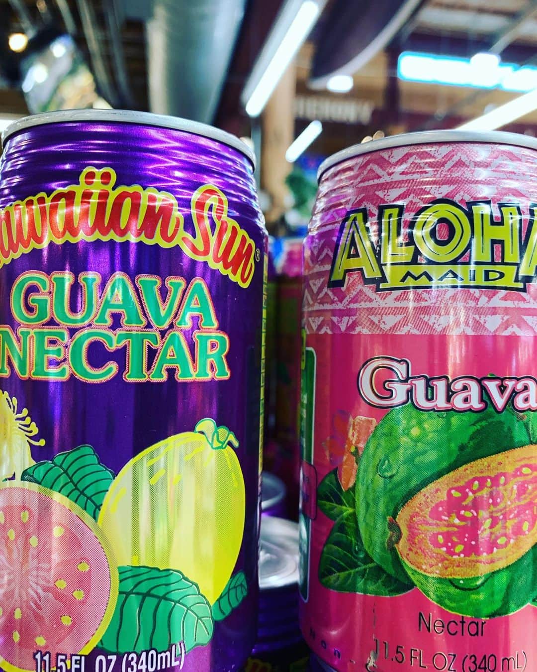 のインスタグラム：「guava nector 🍑 コメント沢山ありがとうございます。 もしご心配をかけてたらすみません。 そんな嘆きを書いた理由は、 インスタってキラキラした投稿が多く、羨ましい気持ちになる時が多いなと。勿論 私も大半はハッピーをシェアしたいと思ってる。 ケンカやグズグズの時間wより楽しい瞬間を切り取って、ハッピーをシェアしたい♪って。 でも実際は大変な時もあるよね。 人間だもの、、、 一筋縄にいかない時にも、ちょっとした視点で光が見えてくるよね。って そんな気持ちをシェアしたかったんです。 悩むこと一緒なんですね、なんてコメントがあって。こんなお仕事だから夢をみせて憧れてもらってナンボなんだけども。。。でも、そうだ！虐待のニュース見てたのがきっかけだね。 これは子供を救う問題ではなくて、親を救うって事がもっと着目されてもいいと思ったの。 ジャマイカはいまだに体罰アリアリなのね。子供が間違ってたらシバクw 大人が子供より強く正しい。でもみんな子供を愛してるの。どんな不良の子も親や大人を尊敬してる 誰も愛のムチを否定なんてしてない。そして虐待で子供が死ぬなんて聞いたことないと言うのね。日本の学校では遅刻しても、先生は叱れないというのにね。。。 決して体罰がいいとは言わないけど、時代とともにしつけ方が変わった事で迷ってる人も多いのでは。昔は愛のムチが理解されてたのに禁止された事で隠れてるところで過剰にせっかんされるとか。道を踏み外したくないはずの大人も我を忘れてしまうほど。もちろん私はそうはならないけれど、 自分が子育ての悩みもオープンになる事で、みんな一緒だなーって少し寄り添えたら、、、と思ったんだー。 ほんとはママも苦しんでる。 いつかそんな方々の駆け込み寺を作ってあげたいものだわ^_^  だから、わたしは大丈夫なのよ 心配しないでね。☺️ 暖かいお声がけ嬉しかったw 反抗期と書いたけど長男は確実に私より天才過ぎて幼少の頃から翻弄されまくってるのw  褒める子は伸びると聞いていつも褒めてた。けれど理不尽過ぎて感情的に叱ってしまった時に彼は物凄く感動して嬉しそうに抱きついてきた😅ドM？w ご褒美で釣る育て方は良くないと聞くけど、アメリカの学校では、学力だけでなく、素行や態度も全部ボーナスポイント制で校内で買い物ができる。その制度がめちゃくちゃ合ってる様子だったり😅アメリカに来たのもそう。2歳からインターナショナル幼稚園に通わせてあげてたら英語を一言もしゃべりたがらず、お願いだから日本の小学校に通わせてと泣いて頼まれた。で、、なのに。あの時、俺が泣いても無理矢理にでもインターナショナルに行かせて欲しかったよ！と言われ、現在アメリカいたり😅 ずっと育児本あてにならず。。。 トライandエラーの繰り返し。 まぁ、私もアメリカ来たかったからいいんだけどね w  天才君は天才なので努力が嫌い。 食事も偏食だし、幼い頃からご老人が目に入る場所。誰かがトイレに行くと生理的にたべれなくなる。。。 学校の先生にも個性をわかってもらう為何度か話し合いにいった。 私も多少なりとも偏った感受性の強さがあったから理解できる。 けれど、こんな天才君の個性をすべて受け入れてあげるも、乗り越えさせようとするも私次第。昨日、今日に始まったことではないの😅 私もワガママな人間だし、綺麗に生活したいのに 彼が他人には潔癖で自分はゴミ散らかし放題だとマジで萎える😫 ただ一つ言えることは、、、 写真向かって左側、グァバネクターを買ってあげたらママちゃん大好きー😘と超ご機嫌取ってくる。そして その機嫌取りで私もご機嫌になる。 ご褒美くれるなら何でもやる！ タブーと言われるご褒美で釣る方法に きっとめっぽう弱いのです わたしたち。 m(_ _)m #グァバネクター」