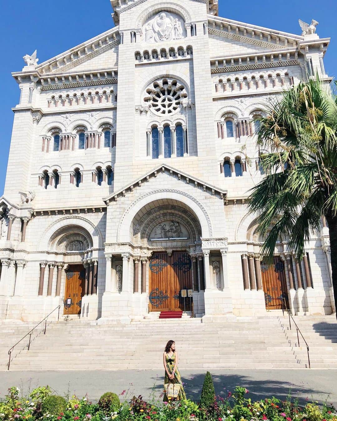 小祝麻里亜さんのインスタグラム写真 - (小祝麻里亜Instagram)「Principauté de Monaco🇲🇨 ． ． オードリーヘップバーンと同じくらい 幼い頃から憧れている女性、故 グレースケリー公妃。(子供部屋にポストカードを飾ってました🤣) ． ． 彼女の映画を見てから、いつかモナコ公国に行きたいと思っていたので、今回行ってきました☺️☺️とても小さい国なので、すぐ一周してしまいましたが、ケリーの眠る大聖堂、ケリーの結婚式で引き出物になったショコラの店など、所縁の場所も巡りました💕 ． ． ケリー巡りの他に、沢山の高級車やセレブを見て刺激的でしたし、フレンチもとっても美味しかったです😍🍴 ． 1.2.3.4枚目モナコ大聖堂と眺望〜 5.6枚目ショコラトリー・ドゥ・モナコ〜 7.8枚目ジョエル・ロブション・モンテカルロ〜 9.10枚目マニュファクチュア・ド・モナコ(ケリーが愛した陶磁器ブランド) ＿＿＿＿＿＿＿＿＿ #モナコ #モナコ公国 #モンテカルロ #グレースケリー #レーニエ大公 #ヨーロッパ  #フランス旅行 #ショコラトリードゥモナコ #マニュファクチュアドモナコ#旅行 #France #monaco #MonteCarlo  #RestaurantJoëlRobuchoMonteCarlo #CHOCOLATERIEDEMONACO #MANUFACTURDDEMONACO #travel #vacation #gourmet #여행일기 #여행스타그램 #여행스냅  #프랑스 #모나코 #모나코공국」9月19日 19時07分 - maria_koiwai