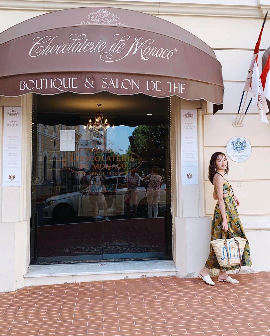 小祝麻里亜さんのインスタグラム写真 - (小祝麻里亜Instagram)「Principauté de Monaco🇲🇨 ． ． オードリーヘップバーンと同じくらい 幼い頃から憧れている女性、故 グレースケリー公妃。(子供部屋にポストカードを飾ってました🤣) ． ． 彼女の映画を見てから、いつかモナコ公国に行きたいと思っていたので、今回行ってきました☺️☺️とても小さい国なので、すぐ一周してしまいましたが、ケリーの眠る大聖堂、ケリーの結婚式で引き出物になったショコラの店など、所縁の場所も巡りました💕 ． ． ケリー巡りの他に、沢山の高級車やセレブを見て刺激的でしたし、フレンチもとっても美味しかったです😍🍴 ． 1.2.3.4枚目モナコ大聖堂と眺望〜 5.6枚目ショコラトリー・ドゥ・モナコ〜 7.8枚目ジョエル・ロブション・モンテカルロ〜 9.10枚目マニュファクチュア・ド・モナコ(ケリーが愛した陶磁器ブランド) ＿＿＿＿＿＿＿＿＿ #モナコ #モナコ公国 #モンテカルロ #グレースケリー #レーニエ大公 #ヨーロッパ  #フランス旅行 #ショコラトリードゥモナコ #マニュファクチュアドモナコ#旅行 #France #monaco #MonteCarlo  #RestaurantJoëlRobuchoMonteCarlo #CHOCOLATERIEDEMONACO #MANUFACTURDDEMONACO #travel #vacation #gourmet #여행일기 #여행스타그램 #여행스냅  #프랑스 #모나코 #모나코공국」9月19日 19時07分 - maria_koiwai