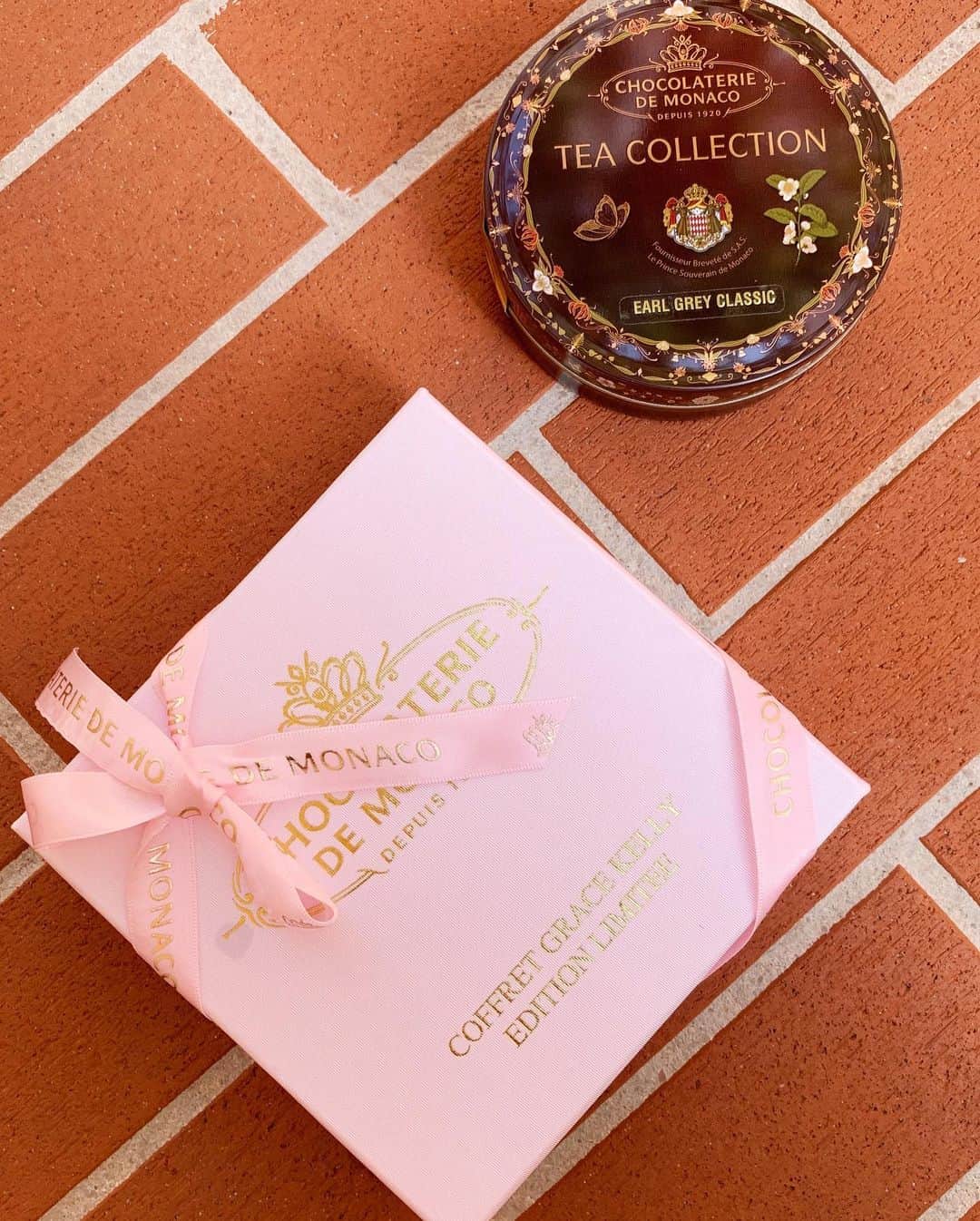 小祝麻里亜さんのインスタグラム写真 - (小祝麻里亜Instagram)「Principauté de Monaco🇲🇨 ． ． オードリーヘップバーンと同じくらい 幼い頃から憧れている女性、故 グレースケリー公妃。(子供部屋にポストカードを飾ってました🤣) ． ． 彼女の映画を見てから、いつかモナコ公国に行きたいと思っていたので、今回行ってきました☺️☺️とても小さい国なので、すぐ一周してしまいましたが、ケリーの眠る大聖堂、ケリーの結婚式で引き出物になったショコラの店など、所縁の場所も巡りました💕 ． ． ケリー巡りの他に、沢山の高級車やセレブを見て刺激的でしたし、フレンチもとっても美味しかったです😍🍴 ． 1.2.3.4枚目モナコ大聖堂と眺望〜 5.6枚目ショコラトリー・ドゥ・モナコ〜 7.8枚目ジョエル・ロブション・モンテカルロ〜 9.10枚目マニュファクチュア・ド・モナコ(ケリーが愛した陶磁器ブランド) ＿＿＿＿＿＿＿＿＿ #モナコ #モナコ公国 #モンテカルロ #グレースケリー #レーニエ大公 #ヨーロッパ  #フランス旅行 #ショコラトリードゥモナコ #マニュファクチュアドモナコ#旅行 #France #monaco #MonteCarlo  #RestaurantJoëlRobuchoMonteCarlo #CHOCOLATERIEDEMONACO #MANUFACTURDDEMONACO #travel #vacation #gourmet #여행일기 #여행스타그램 #여행스냅  #프랑스 #모나코 #모나코공국」9月19日 19時07分 - maria_koiwai
