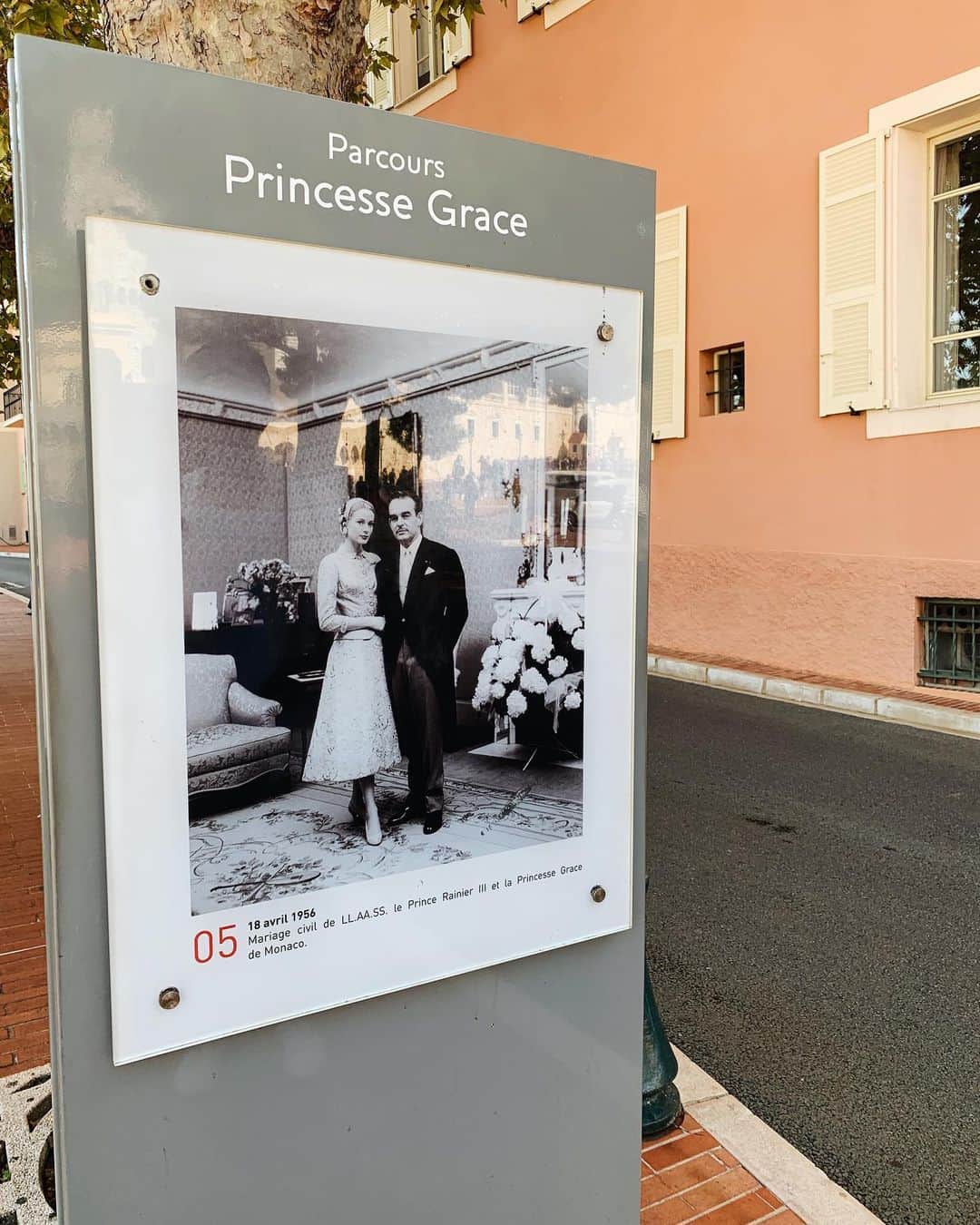 小祝麻里亜さんのインスタグラム写真 - (小祝麻里亜Instagram)「Principauté de Monaco🇲🇨 ． ． オードリーヘップバーンと同じくらい 幼い頃から憧れている女性、故 グレースケリー公妃。(子供部屋にポストカードを飾ってました🤣) ． ． 彼女の映画を見てから、いつかモナコ公国に行きたいと思っていたので、今回行ってきました☺️☺️とても小さい国なので、すぐ一周してしまいましたが、ケリーの眠る大聖堂、ケリーの結婚式で引き出物になったショコラの店など、所縁の場所も巡りました💕 ． ． ケリー巡りの他に、沢山の高級車やセレブを見て刺激的でしたし、フレンチもとっても美味しかったです😍🍴 ． 1.2.3.4枚目モナコ大聖堂と眺望〜 5.6枚目ショコラトリー・ドゥ・モナコ〜 7.8枚目ジョエル・ロブション・モンテカルロ〜 9.10枚目マニュファクチュア・ド・モナコ(ケリーが愛した陶磁器ブランド) ＿＿＿＿＿＿＿＿＿ #モナコ #モナコ公国 #モンテカルロ #グレースケリー #レーニエ大公 #ヨーロッパ  #フランス旅行 #ショコラトリードゥモナコ #マニュファクチュアドモナコ#旅行 #France #monaco #MonteCarlo  #RestaurantJoëlRobuchoMonteCarlo #CHOCOLATERIEDEMONACO #MANUFACTURDDEMONACO #travel #vacation #gourmet #여행일기 #여행스타그램 #여행스냅  #프랑스 #모나코 #모나코공국」9月19日 19時07分 - maria_koiwai