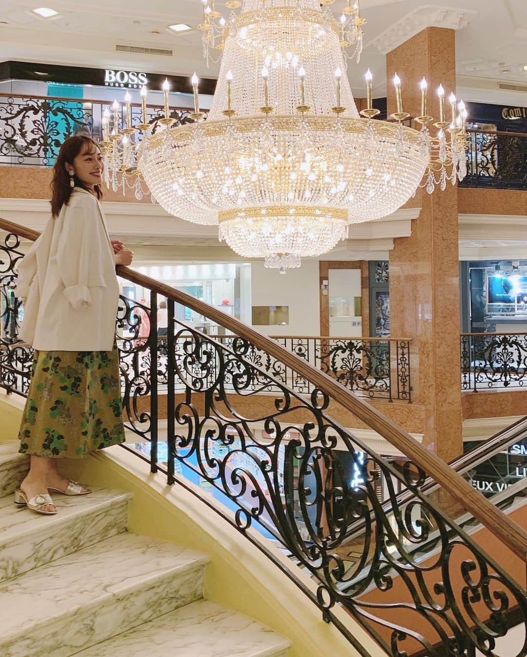 小祝麻里亜さんのインスタグラム写真 - (小祝麻里亜Instagram)「Principauté de Monaco🇲🇨 ． ． オードリーヘップバーンと同じくらい 幼い頃から憧れている女性、故 グレースケリー公妃。(子供部屋にポストカードを飾ってました🤣) ． ． 彼女の映画を見てから、いつかモナコ公国に行きたいと思っていたので、今回行ってきました☺️☺️とても小さい国なので、すぐ一周してしまいましたが、ケリーの眠る大聖堂、ケリーの結婚式で引き出物になったショコラの店など、所縁の場所も巡りました💕 ． ． ケリー巡りの他に、沢山の高級車やセレブを見て刺激的でしたし、フレンチもとっても美味しかったです😍🍴 ． 1.2.3.4枚目モナコ大聖堂と眺望〜 5.6枚目ショコラトリー・ドゥ・モナコ〜 7.8枚目ジョエル・ロブション・モンテカルロ〜 9.10枚目マニュファクチュア・ド・モナコ(ケリーが愛した陶磁器ブランド) ＿＿＿＿＿＿＿＿＿ #モナコ #モナコ公国 #モンテカルロ #グレースケリー #レーニエ大公 #ヨーロッパ  #フランス旅行 #ショコラトリードゥモナコ #マニュファクチュアドモナコ#旅行 #France #monaco #MonteCarlo  #RestaurantJoëlRobuchoMonteCarlo #CHOCOLATERIEDEMONACO #MANUFACTURDDEMONACO #travel #vacation #gourmet #여행일기 #여행스타그램 #여행스냅  #프랑스 #모나코 #모나코공국」9月19日 19時07分 - maria_koiwai
