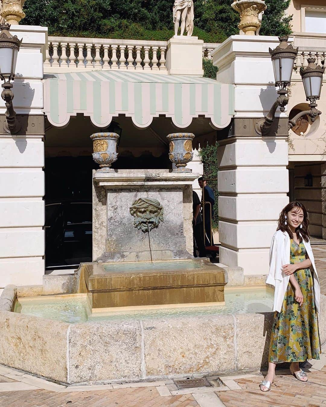 小祝麻里亜さんのインスタグラム写真 - (小祝麻里亜Instagram)「Principauté de Monaco🇲🇨 ． ． オードリーヘップバーンと同じくらい 幼い頃から憧れている女性、故 グレースケリー公妃。(子供部屋にポストカードを飾ってました🤣) ． ． 彼女の映画を見てから、いつかモナコ公国に行きたいと思っていたので、今回行ってきました☺️☺️とても小さい国なので、すぐ一周してしまいましたが、ケリーの眠る大聖堂、ケリーの結婚式で引き出物になったショコラの店など、所縁の場所も巡りました💕 ． ． ケリー巡りの他に、沢山の高級車やセレブを見て刺激的でしたし、フレンチもとっても美味しかったです😍🍴 ． 1.2.3.4枚目モナコ大聖堂と眺望〜 5.6枚目ショコラトリー・ドゥ・モナコ〜 7.8枚目ジョエル・ロブション・モンテカルロ〜 9.10枚目マニュファクチュア・ド・モナコ(ケリーが愛した陶磁器ブランド) ＿＿＿＿＿＿＿＿＿ #モナコ #モナコ公国 #モンテカルロ #グレースケリー #レーニエ大公 #ヨーロッパ  #フランス旅行 #ショコラトリードゥモナコ #マニュファクチュアドモナコ#旅行 #France #monaco #MonteCarlo  #RestaurantJoëlRobuchoMonteCarlo #CHOCOLATERIEDEMONACO #MANUFACTURDDEMONACO #travel #vacation #gourmet #여행일기 #여행스타그램 #여행스냅  #프랑스 #모나코 #모나코공국」9月19日 19時07分 - maria_koiwai