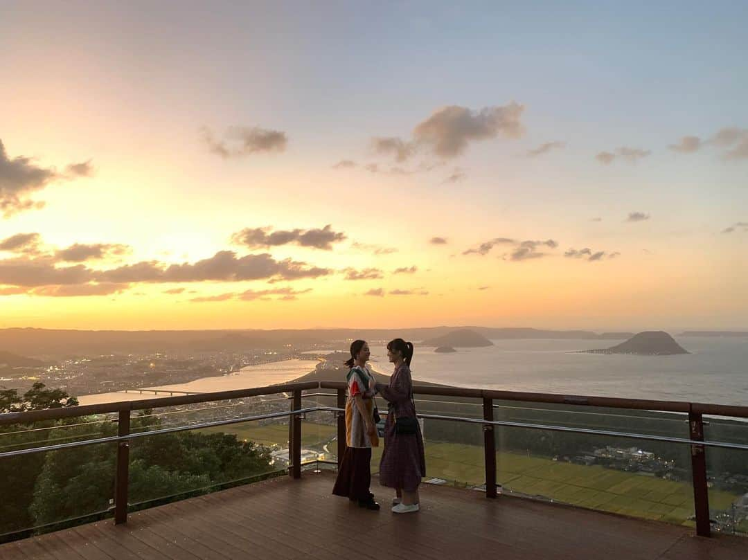 タビフク。さんのインスタグラム写真 - (タビフク。Instagram)「美しき鏡山展望台からの唐津 虹の松原の夕景✨ #tabifuku #bstbs #タビフク #絶景 #佐賀 #鏡山 #虹の松原 #平祐奈 #優希美青」9月19日 19時04分 - tabifuku_tbs