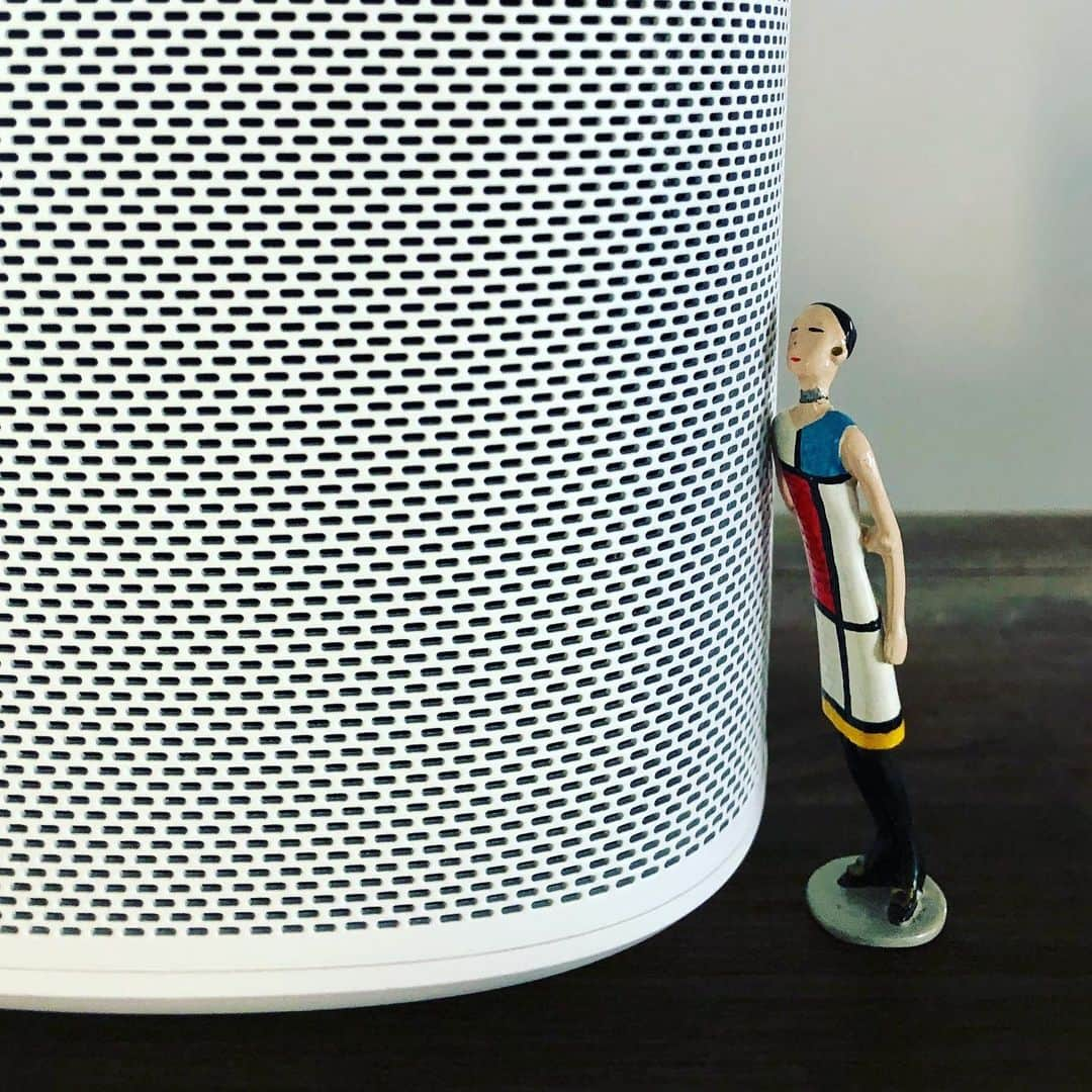 野宮真貴さんのインスタグラム写真 - (野宮真貴Instagram)「東京は夜の七時♪ スマートスピーカー「Sonos One」に搭載されているアマゾン アレクサに「野宮真貴って誰？」と尋ねたら「すいません、その人はまだ知りませんが、これからもっとたくさんの人と知り合うのを楽しみにしています」との答え😭私もまだまだだな。それにしてもスタイリッシュな「Sonos One」はシンプルなデザインが、どんな部屋にも馴染むから、私は11/3発売のピチカート・ファイヴの7inchアナログBOX「THE BAND OF 20TH CENTURY:Nippon Columbia Years 1991-2001」が出来上がったら並べて飾るつもり❤︎ 小さいのに音質は充分だし、お部屋が音楽に満たされる感じで心地いいのですー♪ ☟詳しくはPen Onlineでね😘 ●‪https://www.pen-online.jp/feature/product/sonos_makinomiya/1‬  @sonos_japan @penmagazine #東京は夜の七時 #sonosone #sonos #スピーカー #penmagazine #pizzicatofive #ピチカートファイヴ #THEBANDOF20THCENTURYNipponColumbiaYears19912001 #野宮真貴 #missmakinomiya」9月19日 19時05分 - missmakinomiya