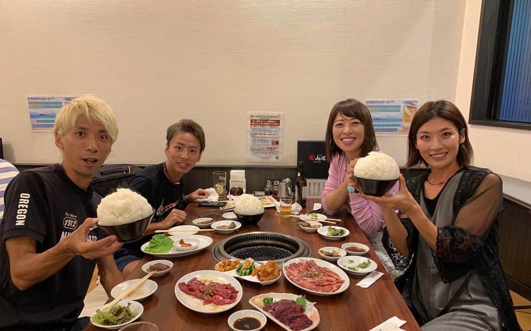 西谷綾子のインスタグラム：「✴︎ このご飯🍚の量っ！凄すぎるーー😂😂 日本昔ばなしだよー👏 あるんだねーーッ！！😳😳 ・ 先日、BaSRCコーチ会♡ いろんな話題で盛り上がりました🤗 私達も日々、自分自身と向き合い挑戦中🔥 ・ ちなみに今週末っ！！ たくやさんは、 北緯40°秋田内陸リゾートカップ 50km🏃 ・ ゆりさんは、 上州武尊スカイビュートレイル75km🏃‍♀️ ・ みんなで応援ッ📣✊😆 ・ 明日20(金)19:10〜 6,000mPR＋400m×1〜2本 http://basrc.spo-sta.com/schedule/27748 ・ 4グループに分かれて！初心者の方も😊 お会い出来ること楽しみにしています😍💕 ・ #この凄さ伝わるかな #850g  #肉 #美味しくてめっちゃ食べた  #BaSRC #たくやさんゆりさんの走る距離もビックリ‼︎」