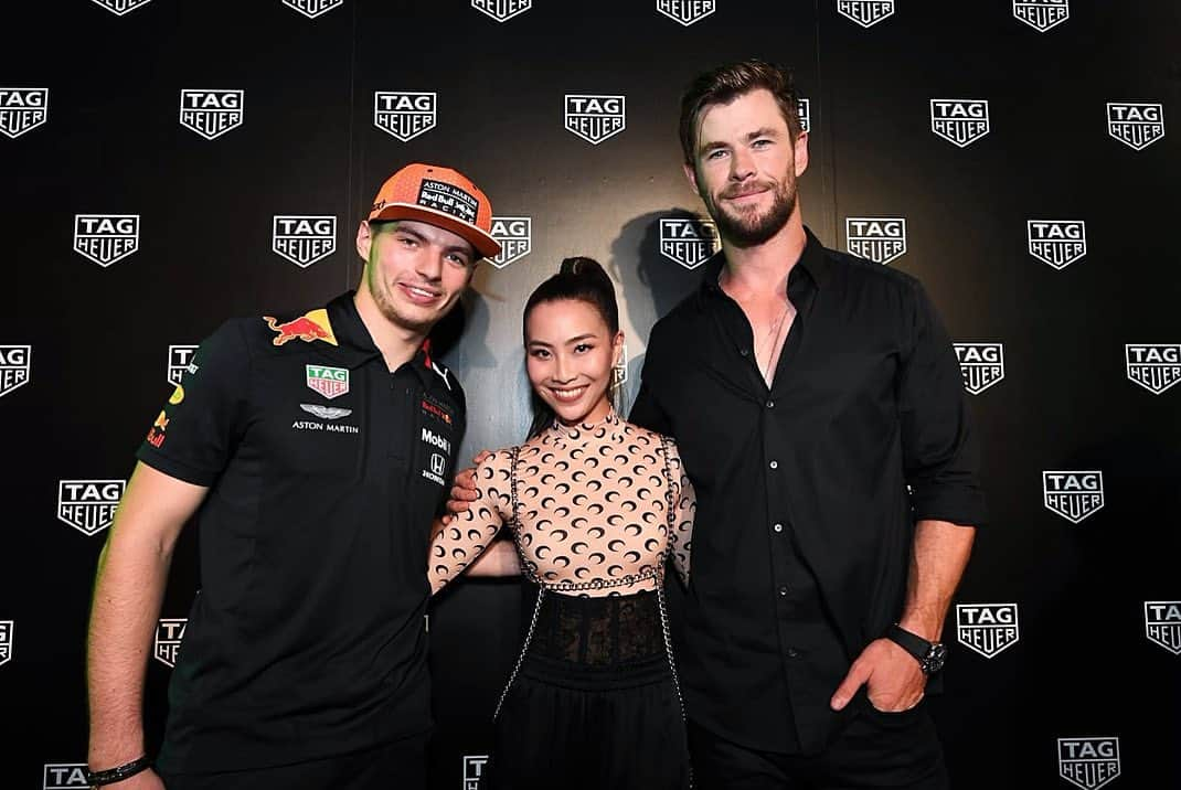 ソニアさんのインスタグラム写真 - (ソニアInstagram)「When bffs catch up @chrishemsworth👯  Thank you for an unforgettable night @tagheuer, I never thought I’d be changing the tires of an F1 car on stage under time pressure... but you know what they say, #dontcrackunderpressure 🔥  Pics by: @bam_visuals and @nicolequek Outfit: @violetfoocraze  #chrishemsworth #tagheuermonaco」9月19日 19時24分 - soniachew