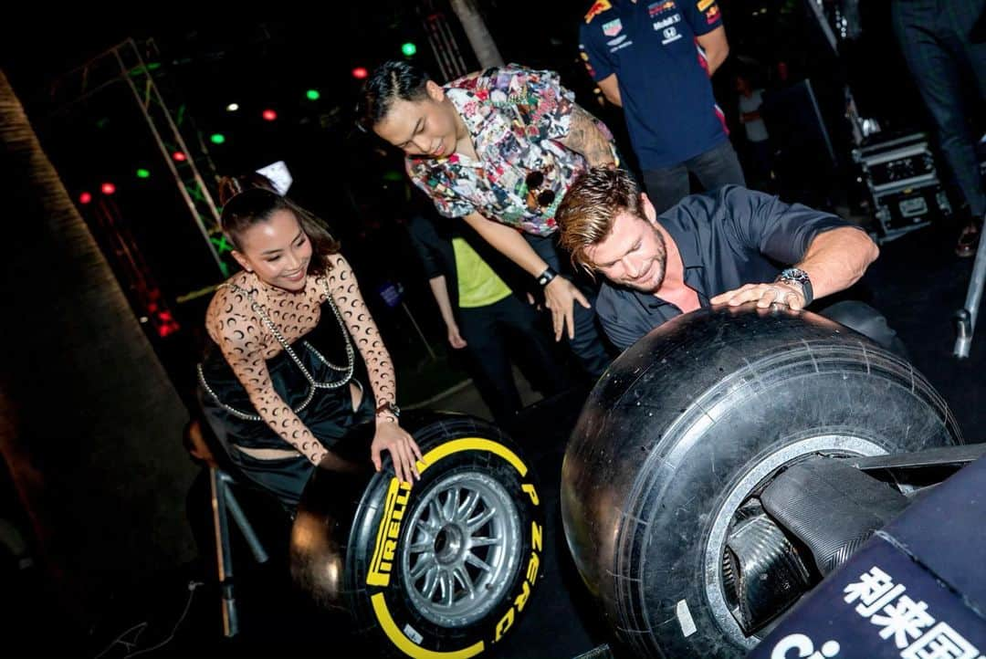 ソニアさんのインスタグラム写真 - (ソニアInstagram)「When bffs catch up @chrishemsworth👯  Thank you for an unforgettable night @tagheuer, I never thought I’d be changing the tires of an F1 car on stage under time pressure... but you know what they say, #dontcrackunderpressure 🔥  Pics by: @bam_visuals and @nicolequek Outfit: @violetfoocraze  #chrishemsworth #tagheuermonaco」9月19日 19時24分 - soniachew