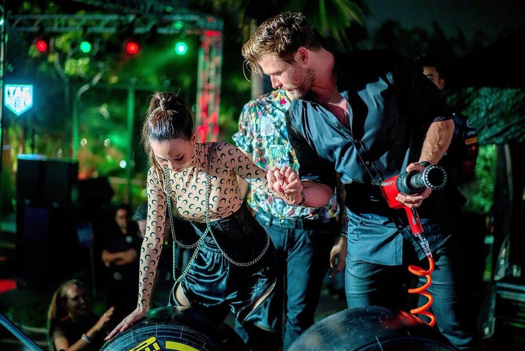ソニアのインスタグラム：「When bffs catch up @chrishemsworth👯  Thank you for an unforgettable night @tagheuer, I never thought I’d be changing the tires of an F1 car on stage under time pressure... but you know what they say, #dontcrackunderpressure 🔥  Pics by: @bam_visuals and @nicolequek Outfit: @violetfoocraze  #chrishemsworth #tagheuermonaco」