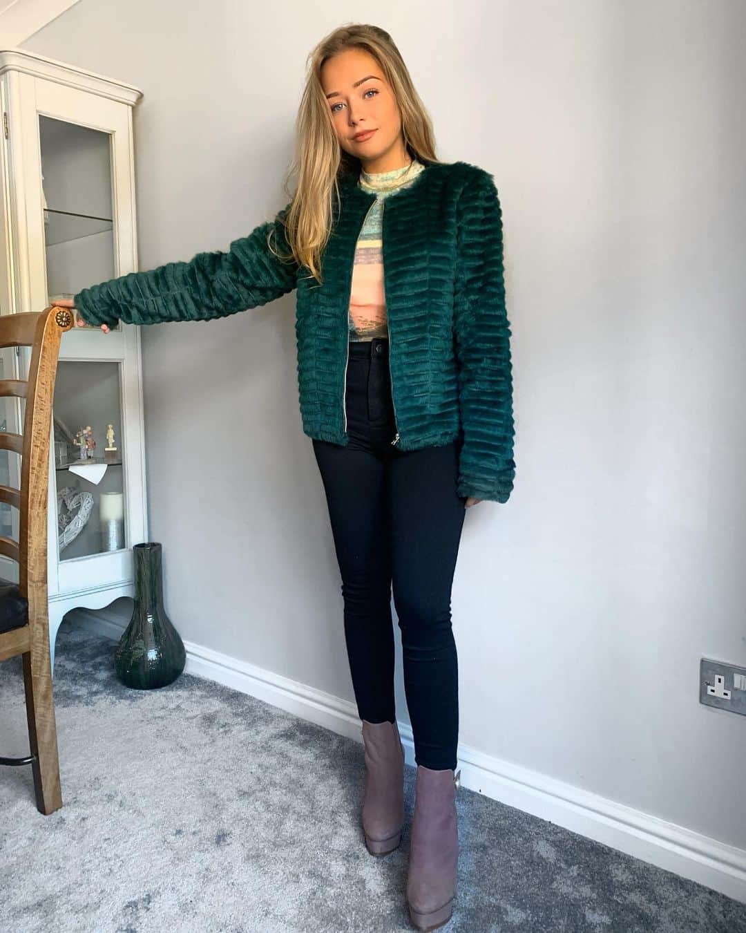 コニー・タルボットのインスタグラム：「Currently on route to London 💋」