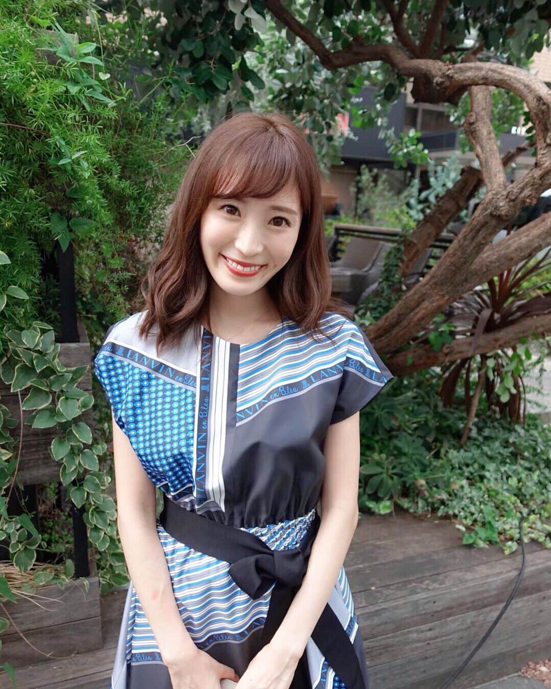 小林真由のインスタグラム：「⋆﻿ ⋆﻿ 髪色を秋カラーに♡﻿ この時期はやっぱりブラウン🌰﻿ ママになってからは﻿ 頻繁に行けないことも多いので 色が抜けても明るくならないように﻿ 少し暗めにしてもらってます。﻿ 抜けても良い色なのが本当にほんとうに助かる💚﻿ @inamochinaoki ﻿ ﻿ まつ毛パーマ・眉毛ワックスは﻿ @acote_aoyama でお願いしてます♡﻿ なくてはならない存在🐻﻿ ﻿ #ヘアカラー #ヘアサロン #銀座 #ローネス #秋 #まつ毛パーマ #アコテ #青山 #ファッション #コーデ #ママコーデ #ママライフ #コーディネート #coordinate #fashion」