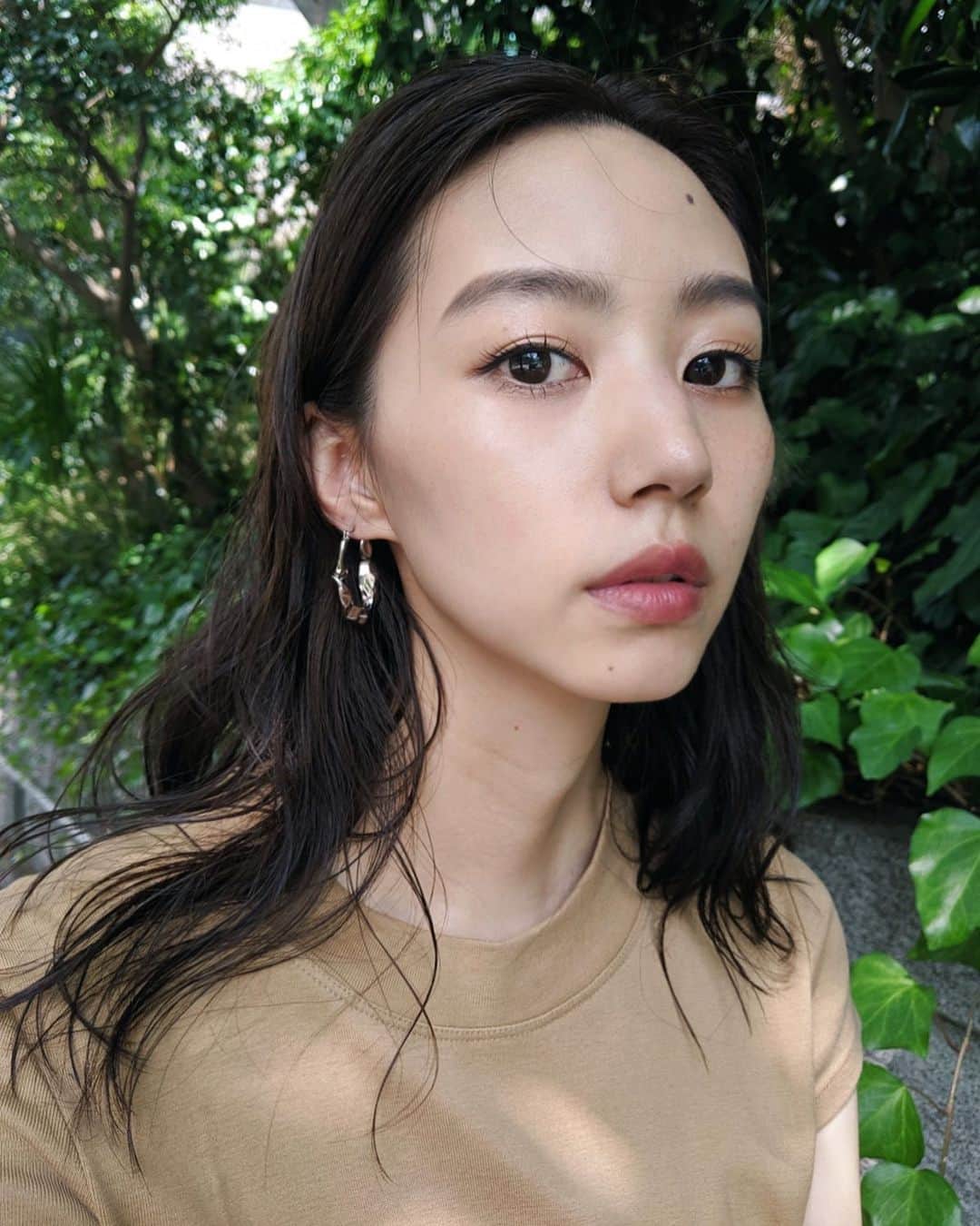 Shiho Sasakiのインスタグラム：「よく質問頂く、アイメイクの事💭 まつ毛は自まつ毛派です✨ 毎月パーマをかけているので、傷まないように美容液でケアしてます💎 湿気がある日もビューラーいらずで楽ちん💕 つけてるピアスは @moussyofficial だよ✨ #MOUSSY#pixelで撮影#teampixel#baroque_pixel」