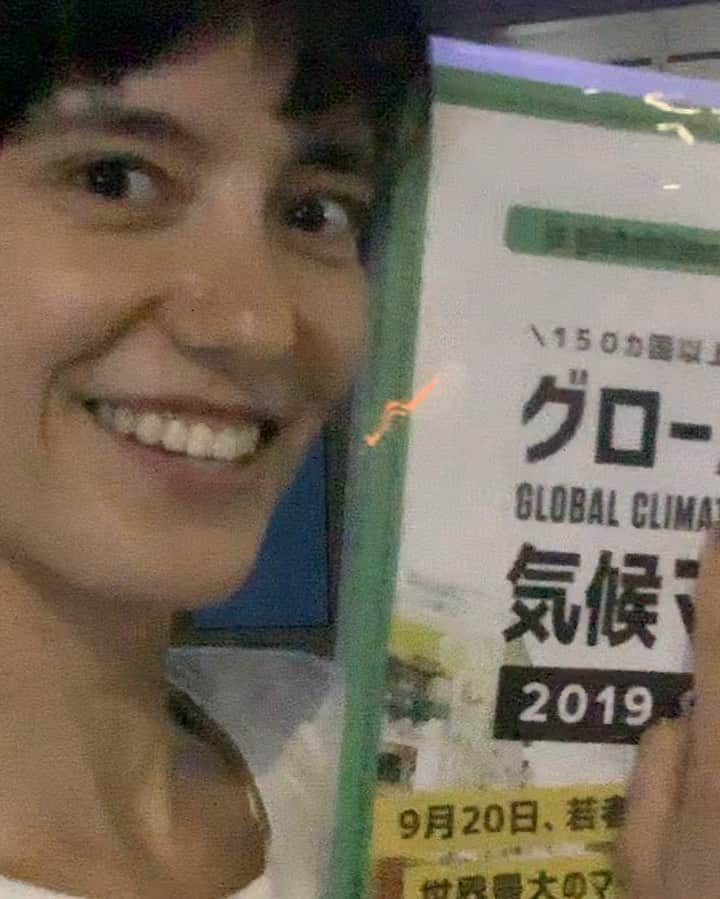 のインスタグラム：「ついに明日はグローバル気候マーチ！﻿ Tomorrow is THE climate strike!!﻿ 私が初めて気候変動に対して行動をとったのも気候マーチでした。﻿ ﻿ 自分には節電するとか、ちょっとしたことしかできないと思っていた中、勇気を振り絞って参加したマーチでは、大きな衝撃をうけたの！こんなにも希望を感じれる楽しいイベントなんだ❣️って。﻿ ﻿ あの時勇気を振り絞った私がいたから、﻿ 今は@spiral_club という家族みたいな仲間に出会えたし、こんなにも希望を持って気候変動の事について行動しようと言う気持ちになれました。﻿ ﻿ まずは最初に何も知らないまま、マーチに参加した自分に感謝！﻿ ﻿ だから、勇気を必要と感じてる人にもぜひきてみてほしいな❣️﻿ ﻿ 東京以外でも集まれる場所は色々あるから、﻿ 「グローバル気候マーチ」と調べて開催地、自分のそばで探してみてね♪﻿ ﻿ 明日、世界中のみんなと一緒に街を歩こう🌎🌍🌏#climatestrike  詳しくは、@fridaysforfuturetokyo へ」