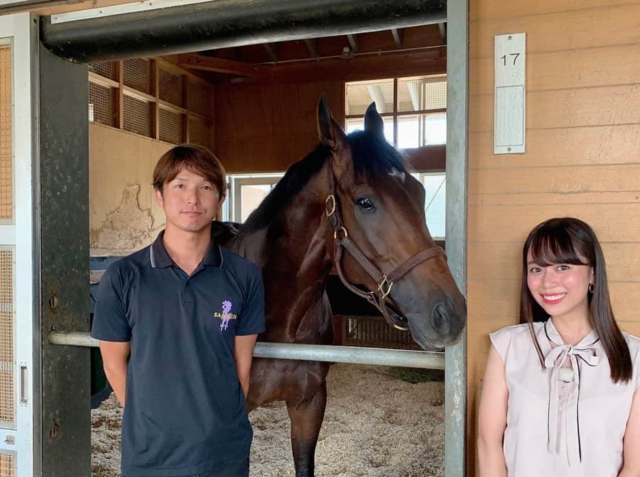 國嶋絢香のインスタグラム：「. 今夜23時~「 #トレセンまるごと情報局 」です💕 オールカマーと神戸新聞杯を中心にお届けします✨ . 写真は、サートゥルナーリアと皐月賞ぶりの小滝さん。 ほんと人懐っこくて可愛いトゥルトゥル😍 写真を撮ってる時もずっと私の肩周りを優しくはむはむしてくれていました💗ひと夏を越して成長した所をチェックしてきたのでお楽しみに😙🎶 . #デビュー前から取材させてもらってるトゥルトゥル #数えてみたら今回で7回目 #全出走レースよりも多かった #秋緒戦どんな走りを見せてくれるのか楽しみ❤️ #当日は阪神競馬場で見届けます❤️ #ジョッキーフェスティバルもよろしくです✨」