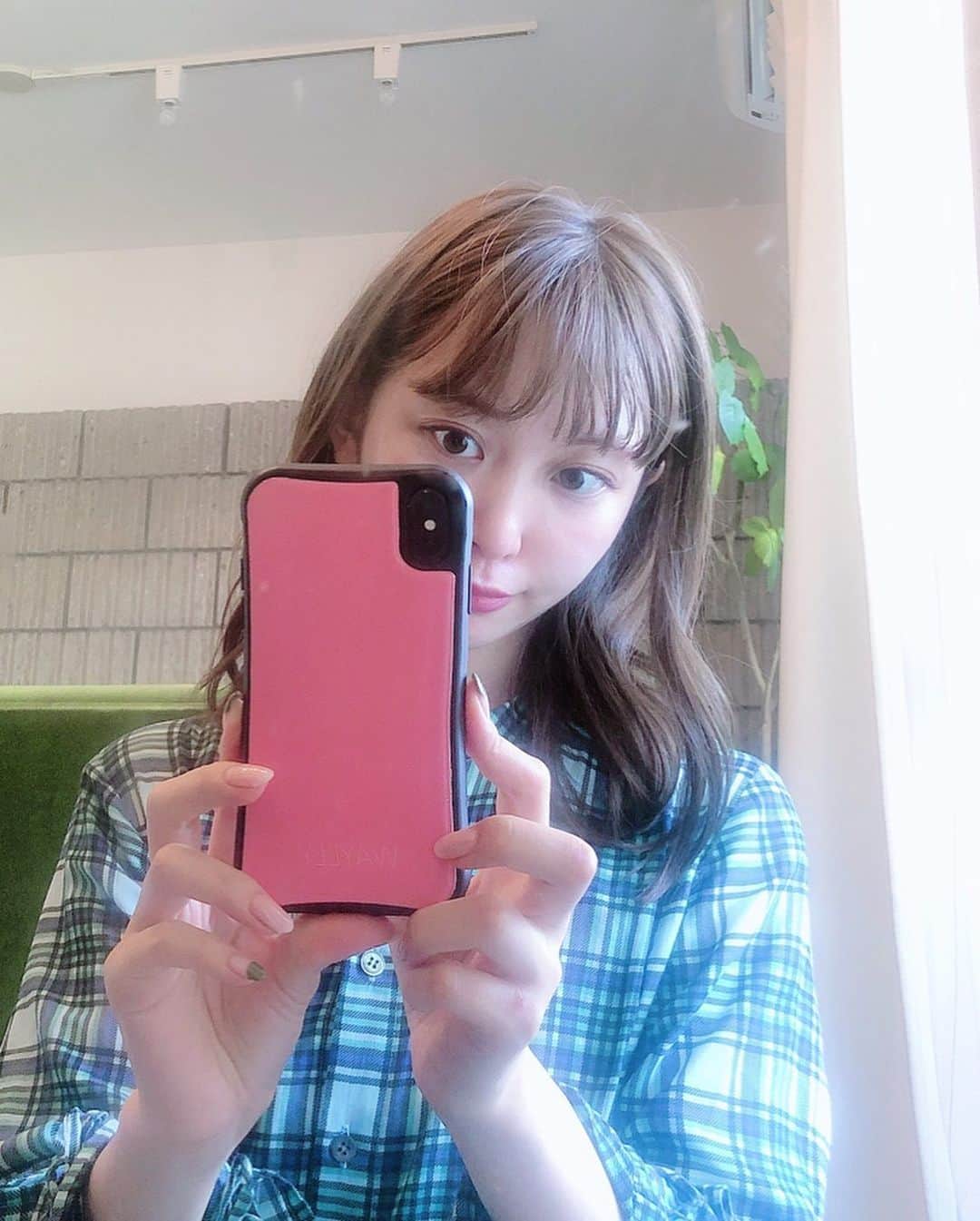 木村ミサさんのインスタグラム写真 - (木村ミサInstagram)「🤳﻿﻿ ﻿﻿ 母に撮ってもらったら﻿﻿ 虹みたいなの映ってた🌈﻿﻿ ﻿﻿ ﻿﻿ iPhoneケースの条件は﻿﻿ 耐久性と衝撃に強いことでお馴染みのわたしですが、﻿﻿ 最近は @waylly_jp のケースが﻿﻿ きせかえも出来てセルフィーのお手伝いもしてくれるので、かなり重宝してます﻿﻿ ﻿﻿ ﻿﻿ 色々替えられるけど、安定の推し色ちゃんにしてます💘﻿﻿ 近々AYANO HAMAURAを追加して最強にしたいと思います。﻿﻿ ﻿﻿ ﻿ ﻿ ﻿ ﻿＿＿＿＿＿＿＿＿＿＿＿＿＿＿＿＿＿﻿ #iphone #selfie #ayanohamaura #﻿﻿ #ウェイリーでセルフィー #waylly #ウェイリー #私は自ら気まぐれる﻿﻿」9月19日 19時41分 - misaxmas