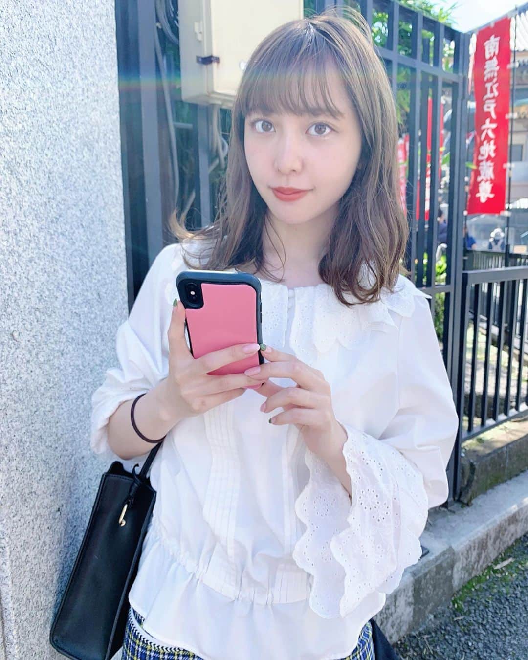 木村ミサのインスタグラム：「🤳﻿﻿ ﻿﻿ 母に撮ってもらったら﻿﻿ 虹みたいなの映ってた🌈﻿﻿ ﻿﻿ ﻿﻿ iPhoneケースの条件は﻿﻿ 耐久性と衝撃に強いことでお馴染みのわたしですが、﻿﻿ 最近は @waylly_jp のケースが﻿﻿ きせかえも出来てセルフィーのお手伝いもしてくれるので、かなり重宝してます﻿﻿ ﻿﻿ ﻿﻿ 色々替えられるけど、安定の推し色ちゃんにしてます💘﻿﻿ 近々AYANO HAMAURAを追加して最強にしたいと思います。﻿﻿ ﻿﻿ ﻿ ﻿ ﻿ ﻿＿＿＿＿＿＿＿＿＿＿＿＿＿＿＿＿＿﻿ #iphone #selfie #ayanohamaura #﻿﻿ #ウェイリーでセルフィー #waylly #ウェイリー #私は自ら気まぐれる﻿﻿」