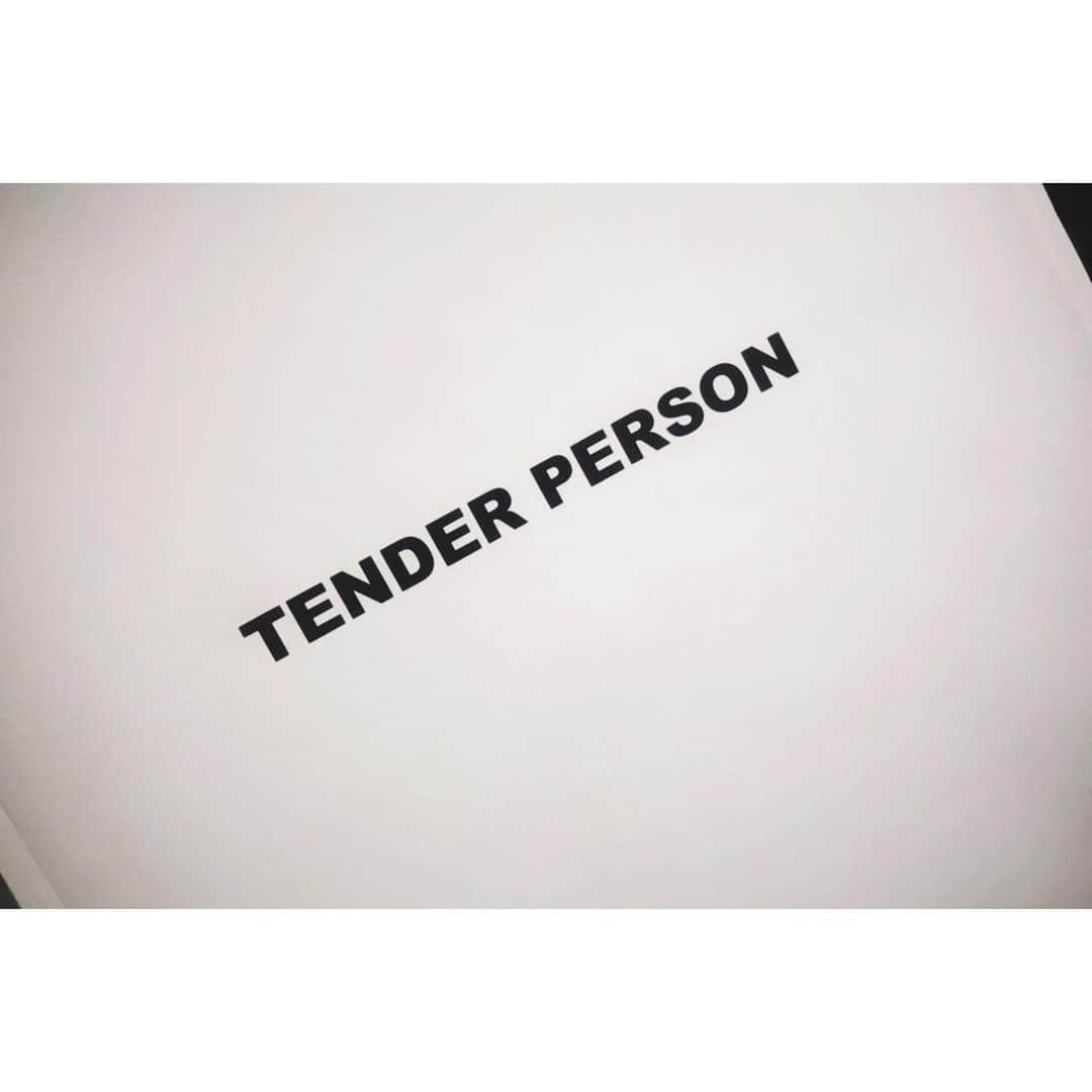 吉倉あおいさんのインスタグラム写真 - (吉倉あおいInstagram)「@tenderperson @yashige_yuto TENDER PERSON 20SS🕺🏻 幼馴染のヤシゲがデザイナーをしてるテンダーパーソン。 私はショート丈のフーディーをオーダー！  #奇抜な髪色と美脚が特徴」9月19日 19時35分 - aoi_yoshikura