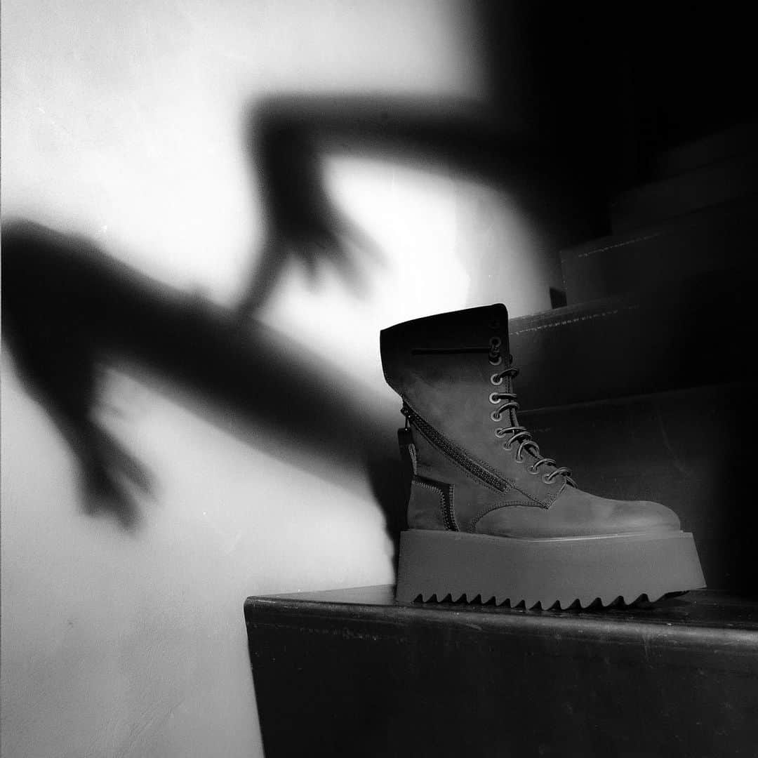のインスタグラム：「Shadows and Nabuk  By  @brunobordese_official  Ph @minivideodomenico_mariniello Artdirencion + hands @valentinaserra10  #shadow #editorial #fashionshoes #nabuk  #brunobordese #paola #boots #shoes」