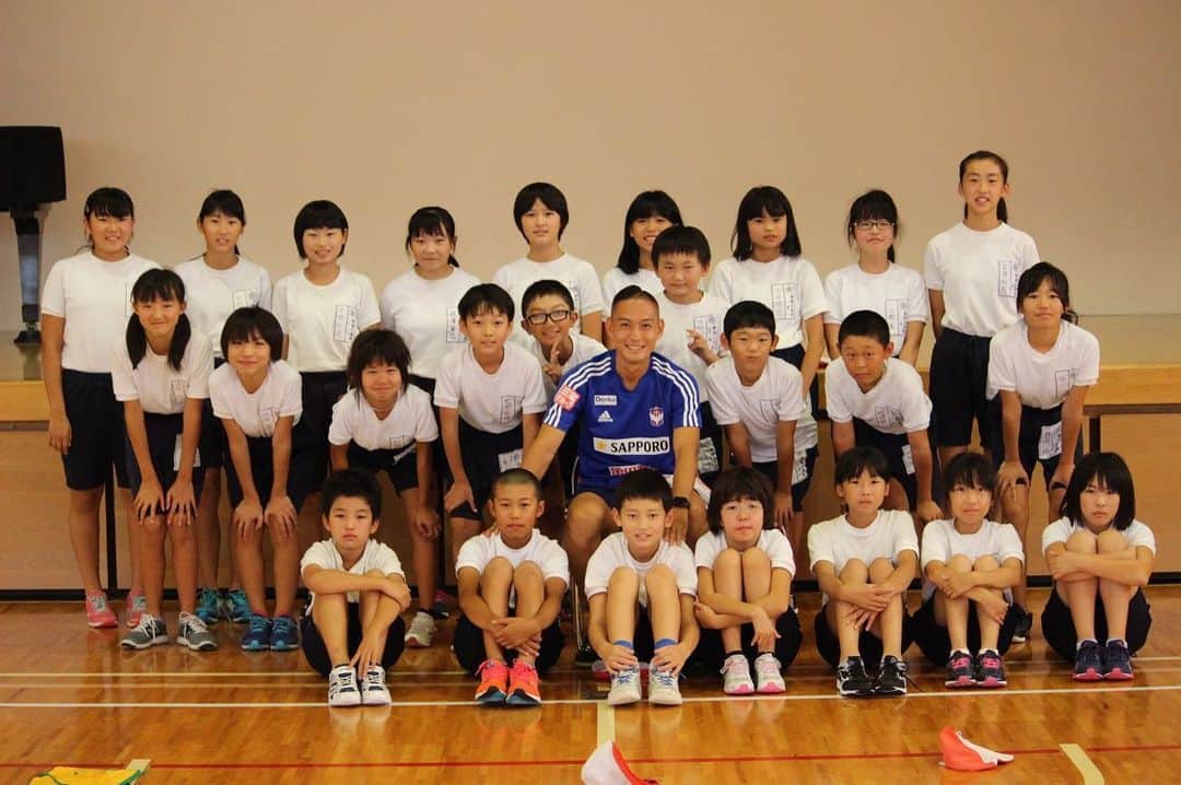 のインスタグラム：「#新潟市 #秋葉区 にある #新関小学校 を訪問した #早川史哉 選手。  ボールを使ってのパス交換では、投げたボールが空中でぶつかるハプニング💦  運動や会話を通じて、5・6年生の皆さんと交流を深めました🤝 「自分のいいところと苦手なところ。自分を知ることが大事」とメッセージを送った早川選手。  #新関小学校 の皆さんにとって、明日からの小学校生活の励みになる時間になってくれていれば嬉しいです😆  #新関小学校 の皆さん、9月28日(土) は #水戸ホーリーホック 戦ですよ🤗 #デンカビッグスワンスタジアム でお待ちしてま〜す😉  #albirex #niigata #アルビレックス新潟」