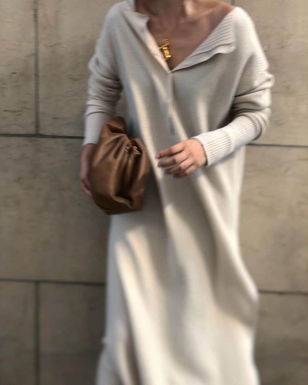 のインスタグラム：「今夜20時からはインスタライブ🤭  @etretokyo ルクア大阪店 9月20日(金曜日)〜9月24日(火曜日) 2019WINTER受注会を開催します。  初日の9月20日(金曜日)は17時〜20時の 限られたお時間ですが、私も店頭に立たせて頂きます☺️ 写真のトップスは2wayだからどちらがフロントでも👍  top/ #タスマニアウールトップス bottom/ #タスマニアウールニットレギンス bag/ #bottegaveneta  #only ・ ・ #etretokyo #156cm #junna👠#oldceline #2019etreAW #LOEWE#ロエベ #loewebag #エトレ#ニット#エトレニット#ボッテガ #ボッテガヴェネタ#ルミネ#ルクア #秋服 #ボブ#ボブヘアー#bottegavenetabag#danielle#bottegavenetathepouch#charlottechesnaisjewelry #RoundTripRing」