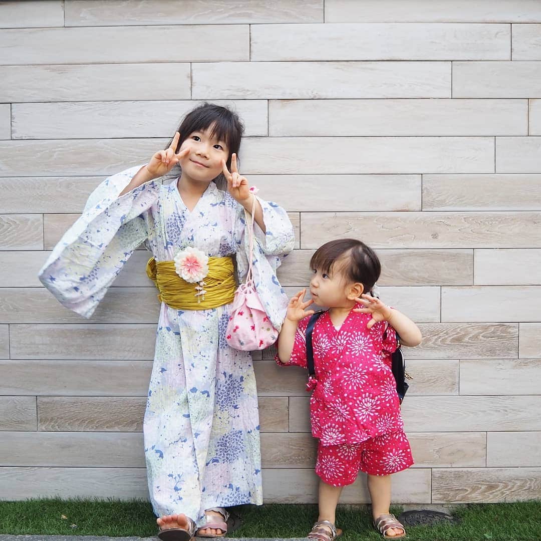 Kuboi Ayumiさんのインスタグラム写真 - (Kuboi AyumiInstagram)「今月はお祭りがいっぱい！ 我が家の娘たちはお祭り大好きなので、いろいろ連れていってあげています。  娘たちとお出かけするときはすぐに抱っこできるようにリュックスタイルが多いのですが、次女がマネしてお気に入りのリュック(@girlsbag2012 )を手放さなかったので、浴衣にリュックで。  せっかくお姉ちゃんとお揃いのかわいいかごバッグ買ってあげたのに（笑）  今日はサンキュ！さんの「見つける変わるわたしの暮らしセミナー2019」に参加してきました。  その中でオリックス生命さんのセミナーを受ける機会があったのですが 小さい子どもたちがいる我が家にとって、とても気になるお話がいっぱい！  実は独身の頃はライフプランニングを何回も考えていたりしていたのに 子どもが生まれてから、バタバタで見直し、全然していなかった（汗）  セミナーでは、人生にかかるお金の話や人生100年時代の備え方など 詳しく教えていただけました。  人生100年と言われていますし、教育費はもちろん 老後の費用についてもきちんと夫婦で話あったりしないとなぁと 改めて気づかされました。  自分でライフプランを考えられない！面倒！という方はプロに相談してもいいかもね。  #女の子ママ #リンクコーデ #浴衣 #赤ちゃんのいる生活 #わたしの暮らし2019 #サンキュ #オリックス生命 @39_editors #教育費 #老後資金 #ライフプラン」9月19日 19時54分 - himekagami