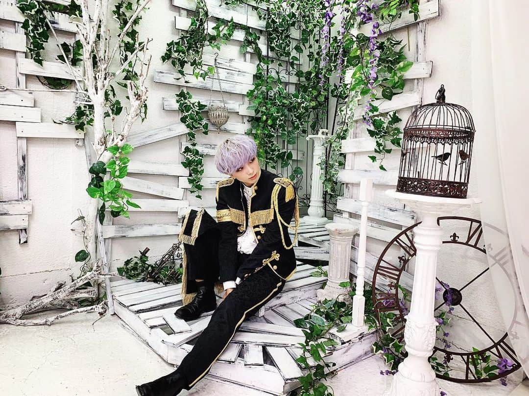 SHUNさんのインスタグラム写真 - (SHUNInstagram)「やっとー出会えた王子様ー🤴🐴 新衣装どう？似合ってる？好き？大好き？🥺🥺🥺 . . . . . #buzz_er #ブザー #新衣装 #王子様 #メンヘラ #爆裂顔ラン最強 #メンズアイドル #ボーカル #live #love #smile #photo #photooftheday #fashion #좋아요폭탄 #좋아요테러 #팔로미 #instalike #instagood #followme #いいねしてね #フォローしてね」9月19日 20時01分 - _shp1_