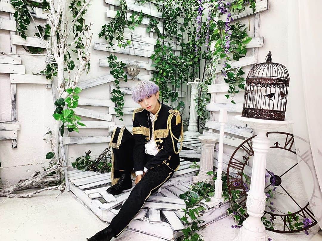 SHUNのインスタグラム：「やっとー出会えた王子様ー🤴🐴 新衣装どう？似合ってる？好き？大好き？🥺🥺🥺 . . . . . #buzz_er #ブザー #新衣装 #王子様 #メンヘラ #爆裂顔ラン最強 #メンズアイドル #ボーカル #live #love #smile #photo #photooftheday #fashion #좋아요폭탄 #좋아요테러 #팔로미 #instalike #instagood #followme #いいねしてね #フォローしてね」